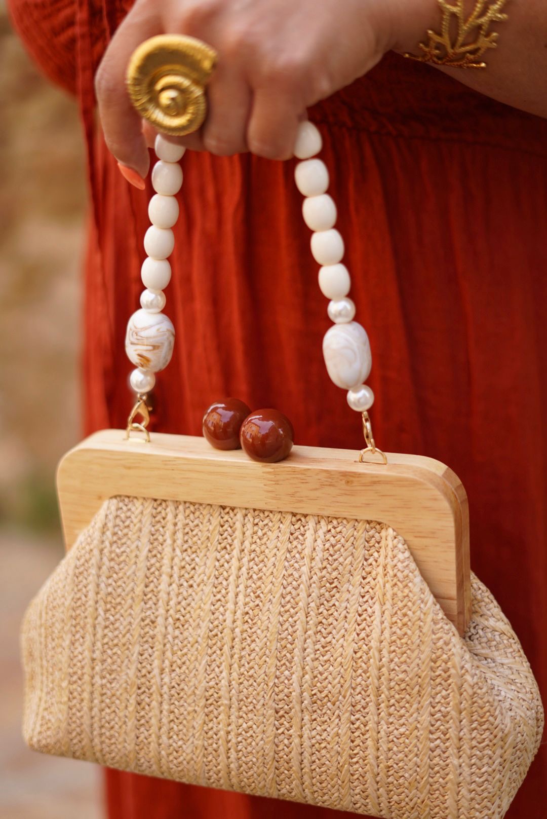 Pochette en raphia tressé beige, anse bijoux - finition bois