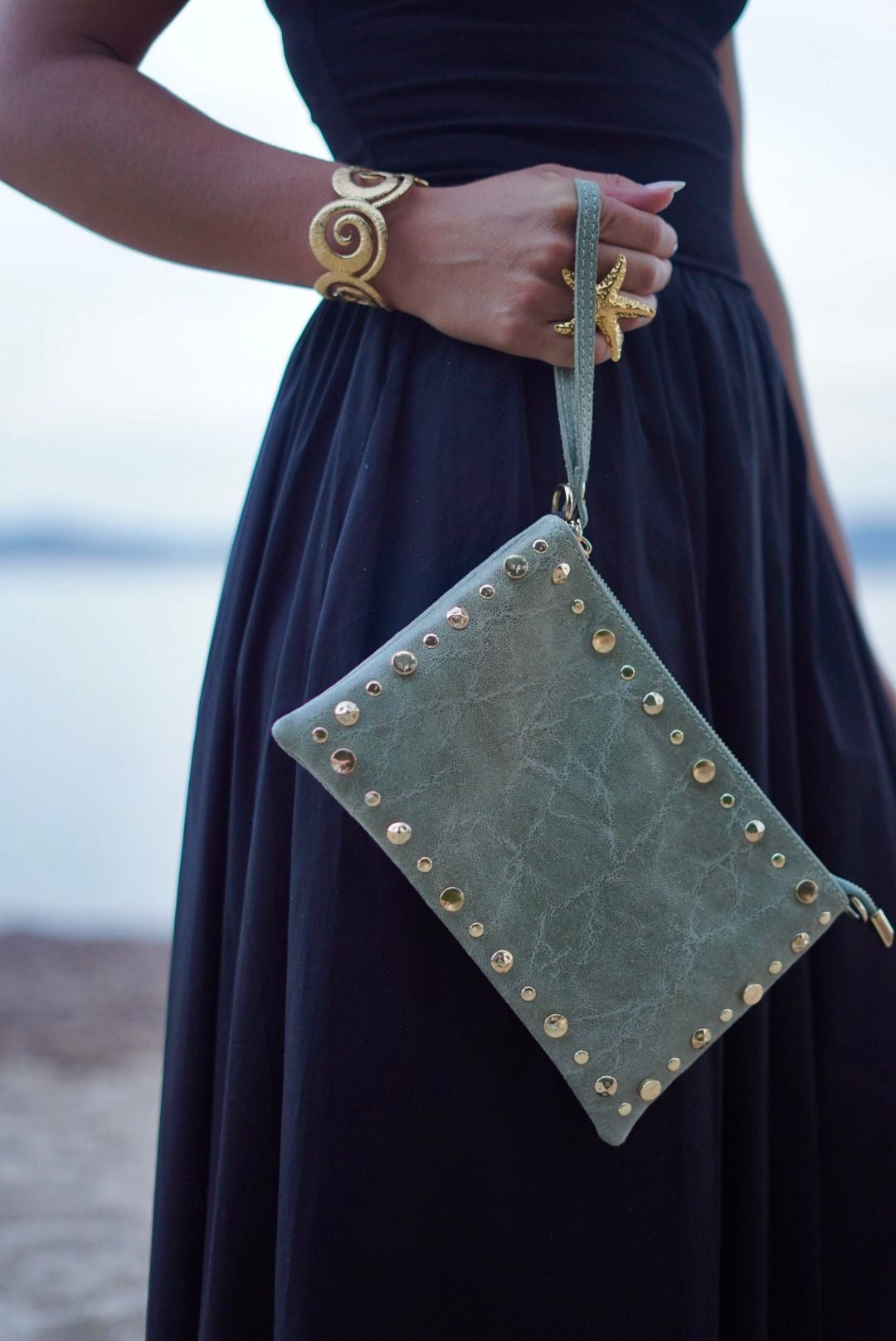 Pochette en cuir vert, orné de clous dorés