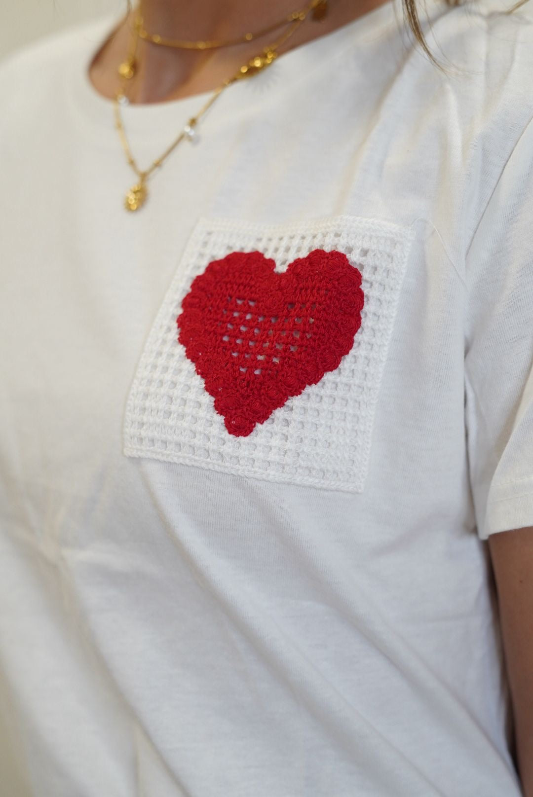 T-shirt Molly avec cœur rouge en crochet - Jad'Or la Mode- La mode au service-de-la-féminité