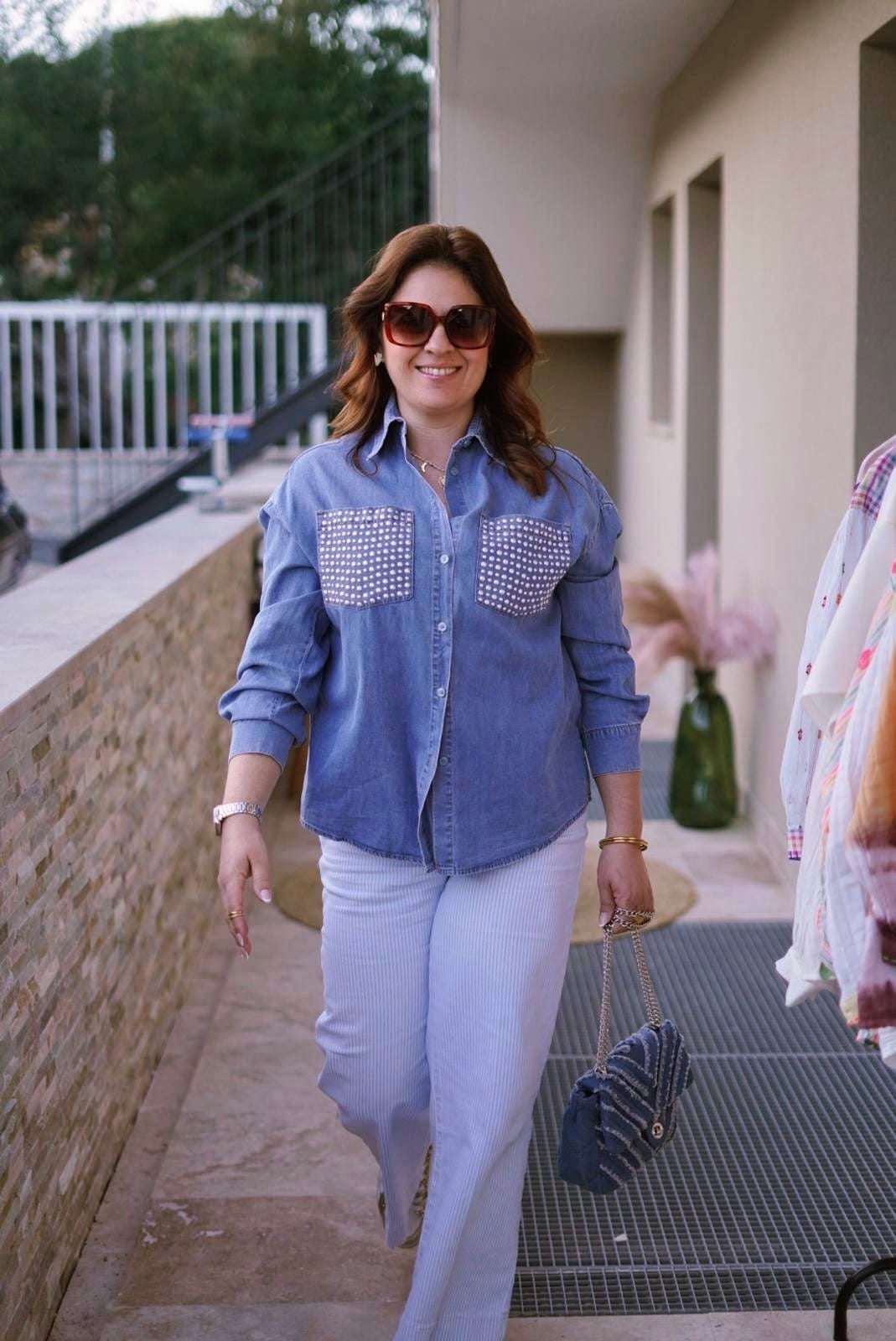 Chemise Gaelle, en jean avec poches ornés de clous - Jad'Or la Mode- La mode au service-de-la-féminité