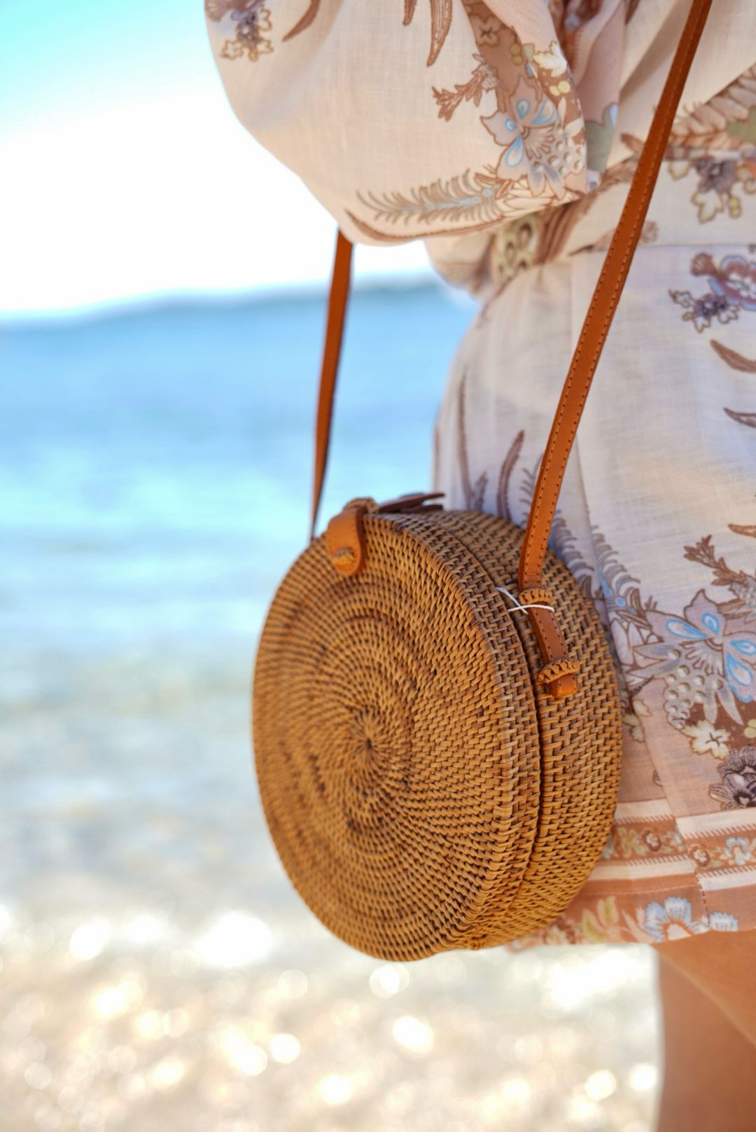 Sac bandoulière en raphia rigide – forme arrondie, doublure Dax africaine, style bohème chic