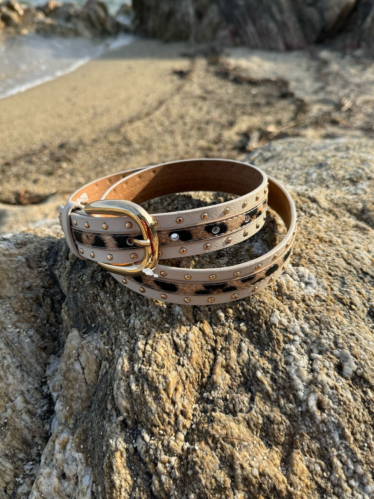 Ceinture femme avec détail léopard et clous dorés - Couleur beige