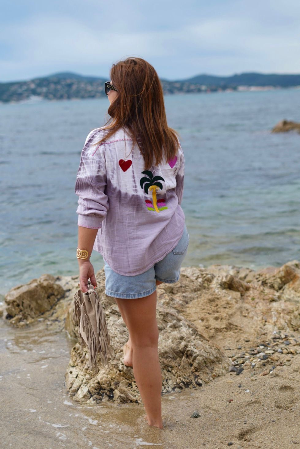 Chemise bohème, imprimée Tie and Dye violet avec broderies estivales - The Corner
