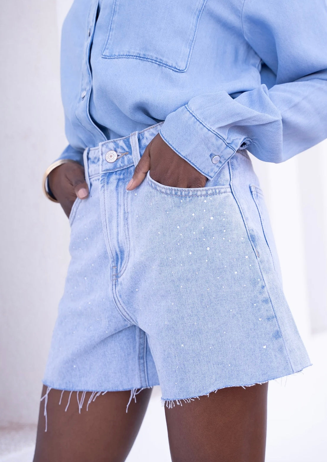 Short en denim Oraije, avec strass finement appliquées - coupe décontractée