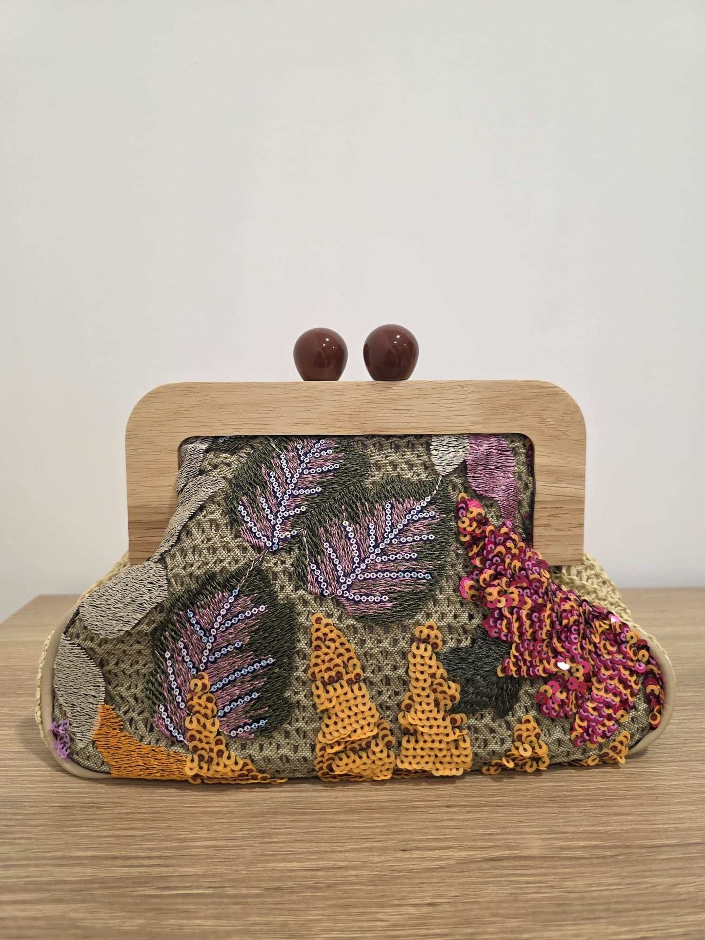 Pochette vintage en tissu brodé à sequins – Fermoir bois - Jad'Or la Mode- La mode au service-de-la-féminité