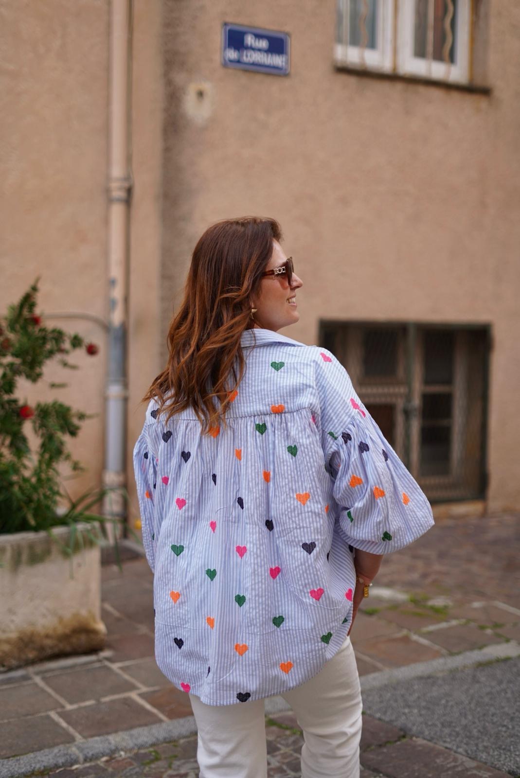 Chemise The Corner, rayée bleu et blanc avec cœurs colorés brodées - Parfaite pour l’été - Jad'Or la Mode- La mode au service-de-la-féminité