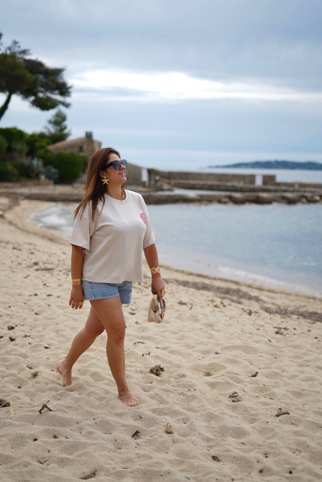 T-shirt beige avec un imprimé Fleur sur le dos