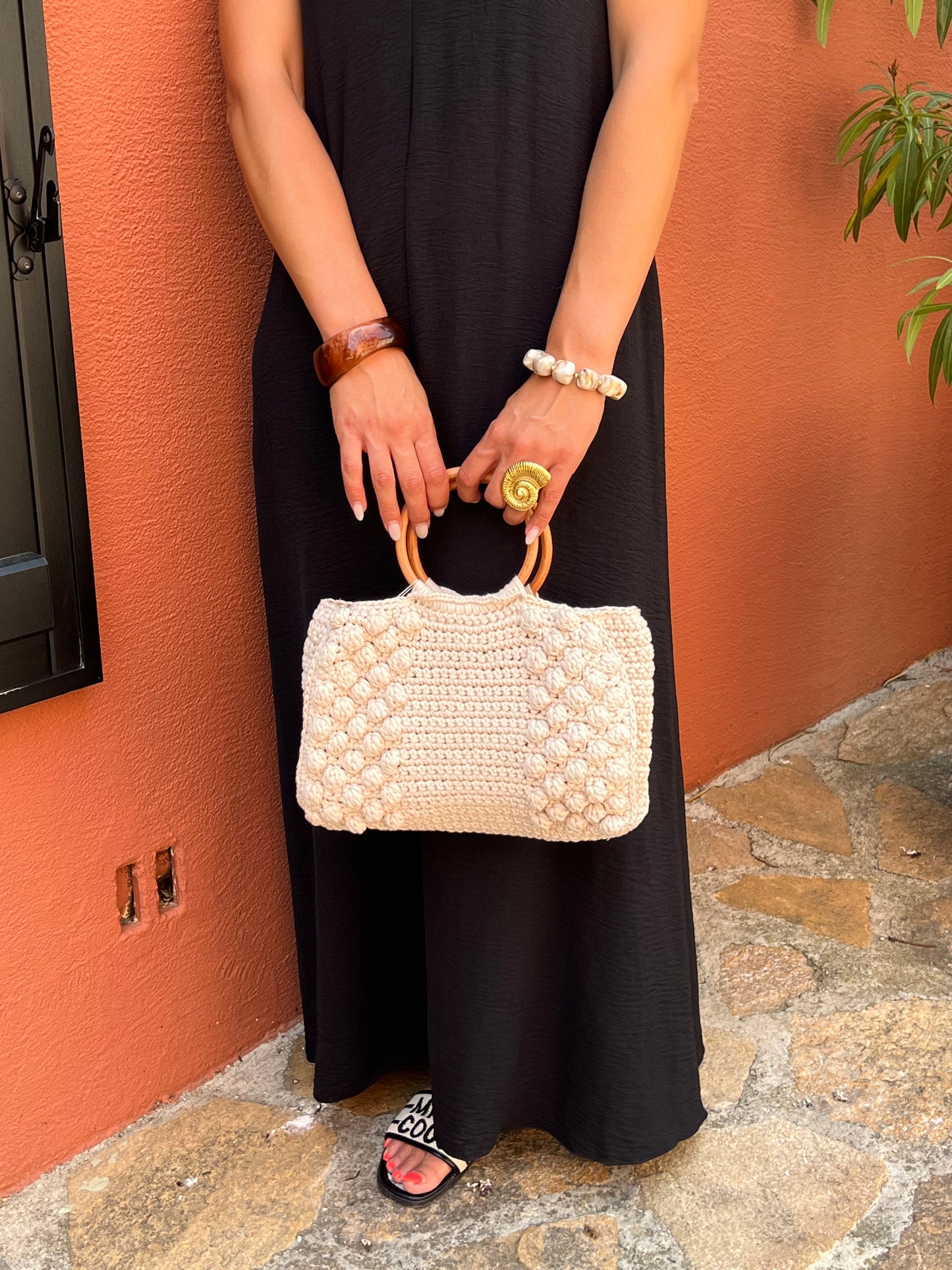 Sac en crochet écru, anse rigide et bandoulière amovible - chic & estival