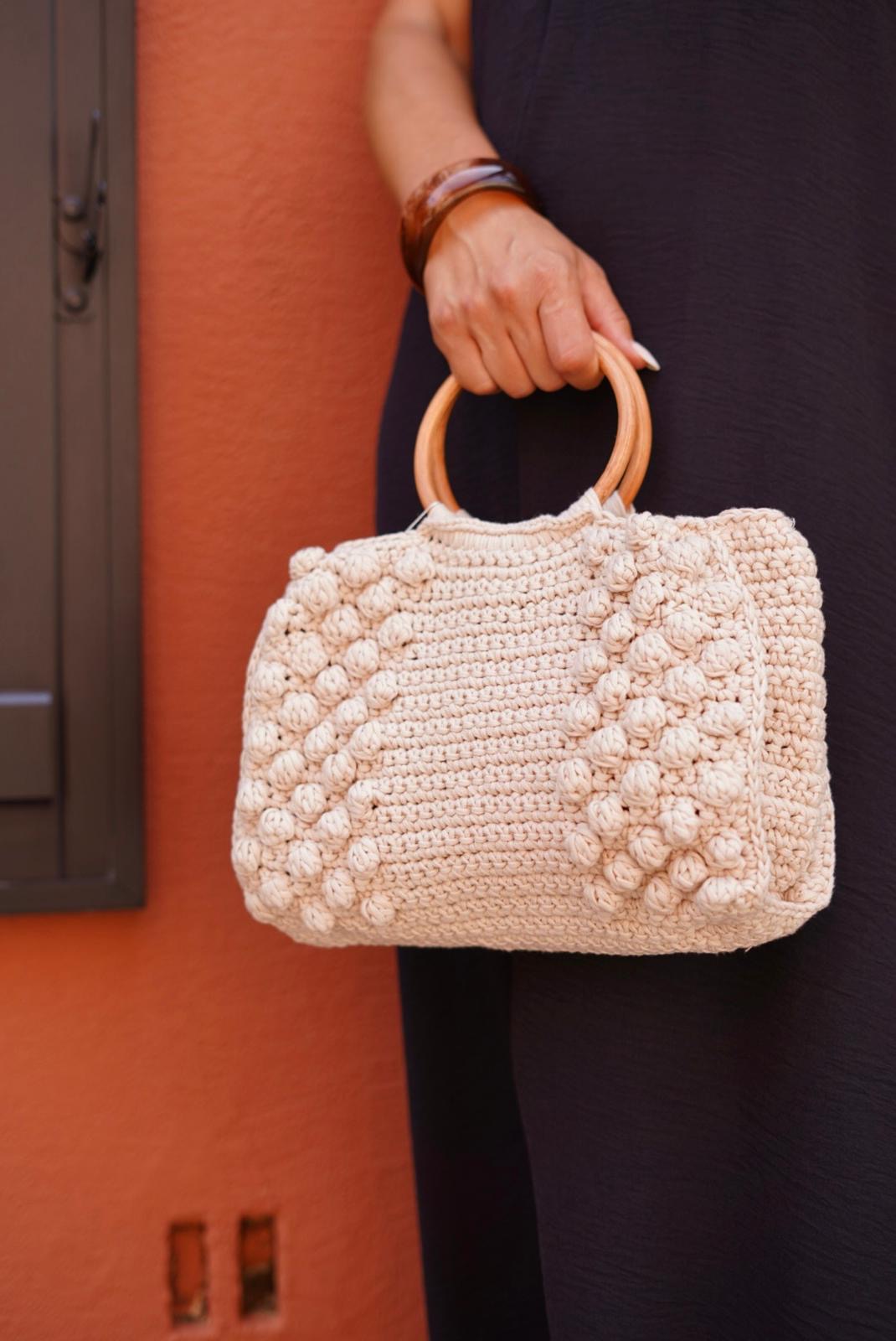 Sac en crochet écru, anse rigide et bandoulière amovible - chic & estival