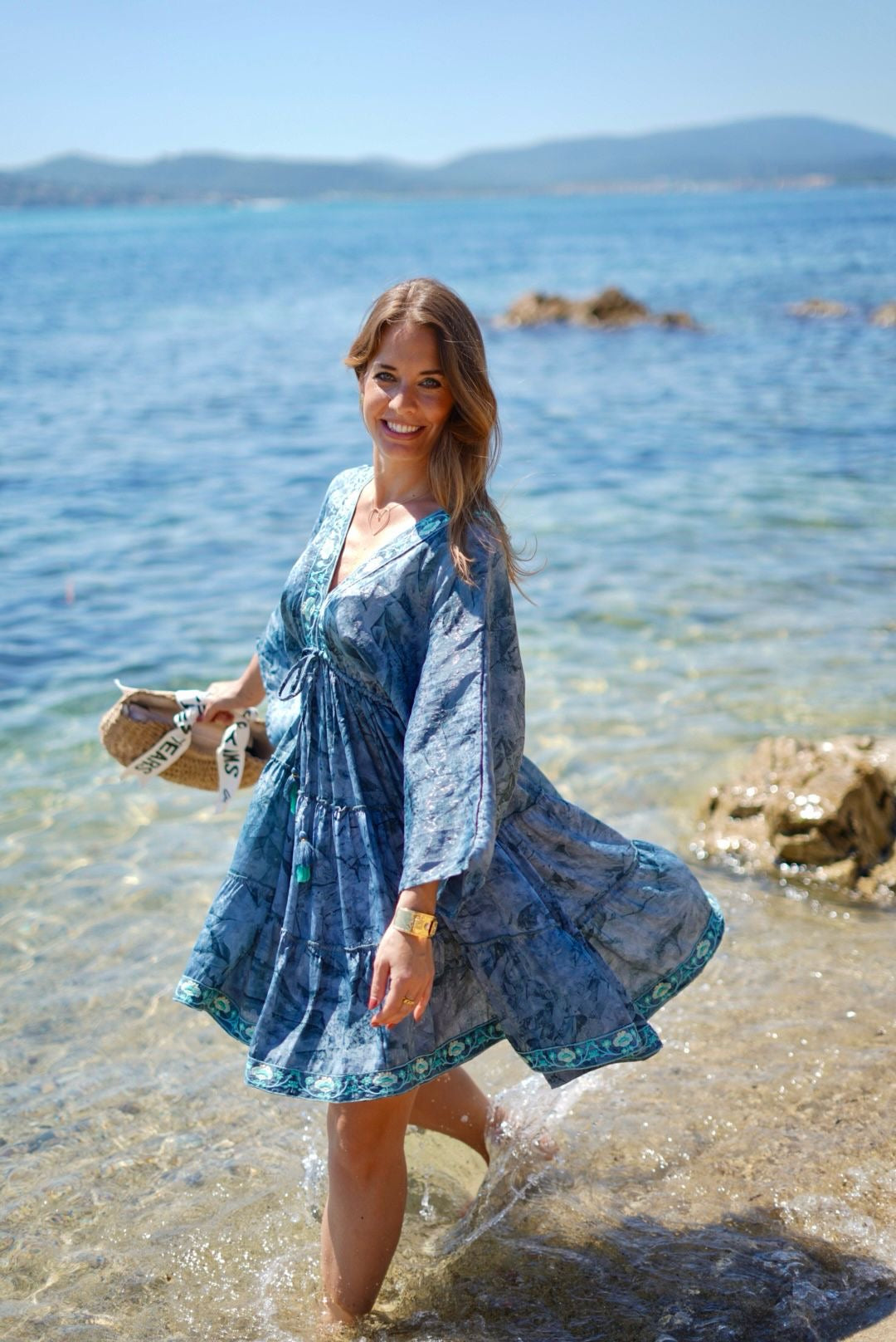 Robe courte, manches longues, décolleté en V - Fraîche, lumineuse et élégante pour l’été