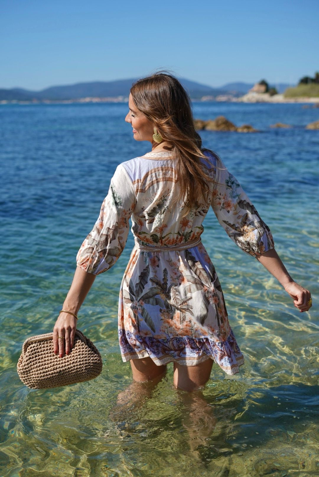 Robe courte portefeuille à imprimé palmiers – Chic et élégante