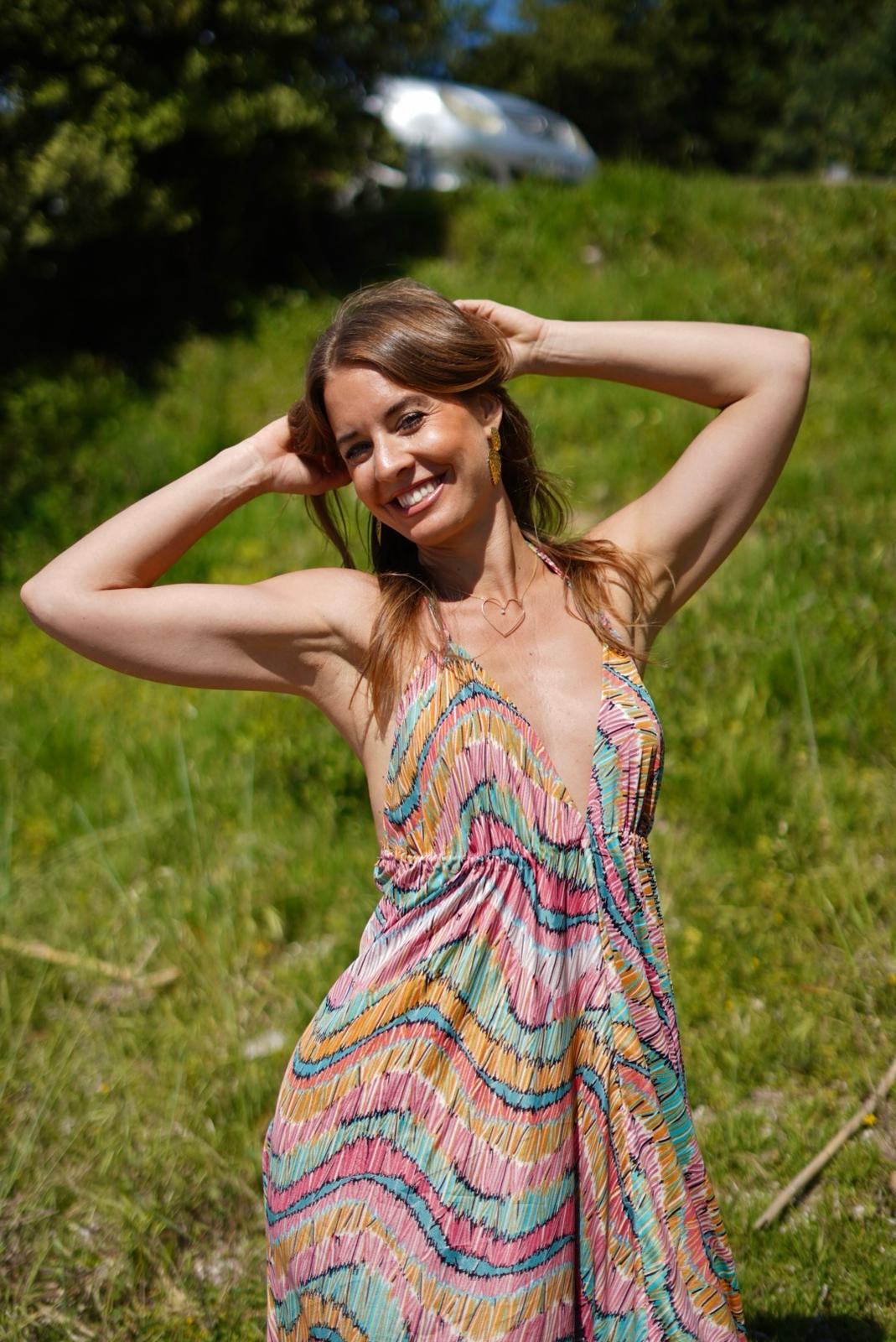 Robe longue dos nu colorée, légère et lumineuse - Look bohème estival chic