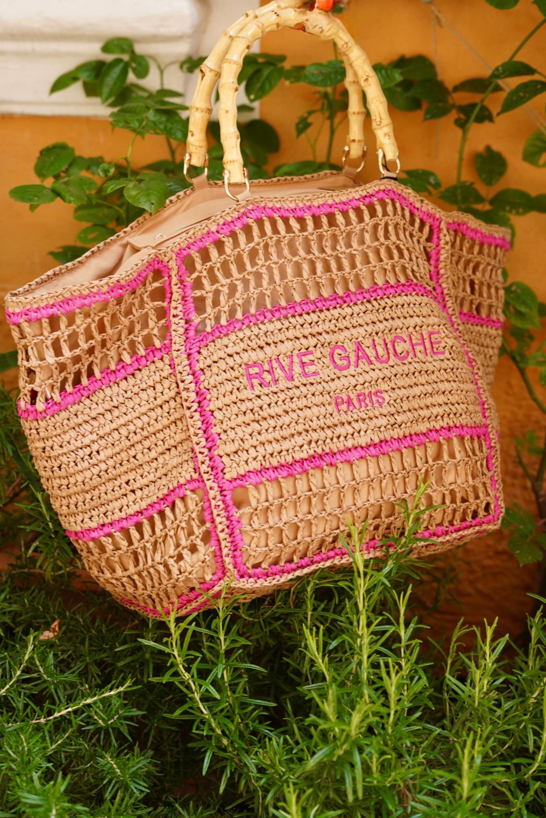 Grand sac plage Rive Gauche, en raphia tressé marron avec finitions roses
