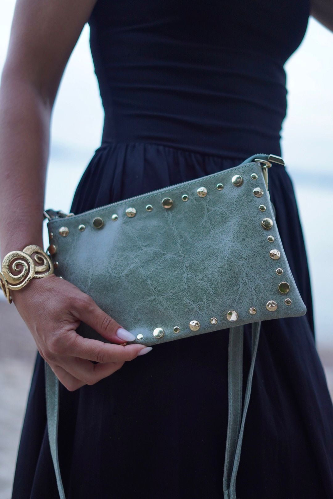 Pochette en cuir vert, orné de clous dorés