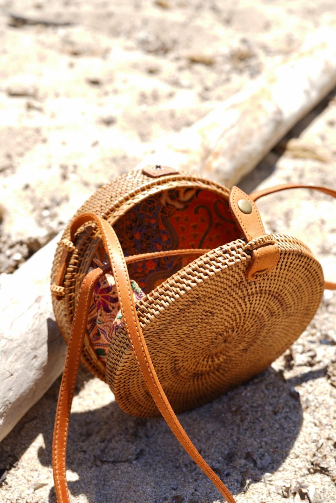 Sac bandoulière en raphia rigide – forme arrondie, doublure Dax africaine, style bohème chic