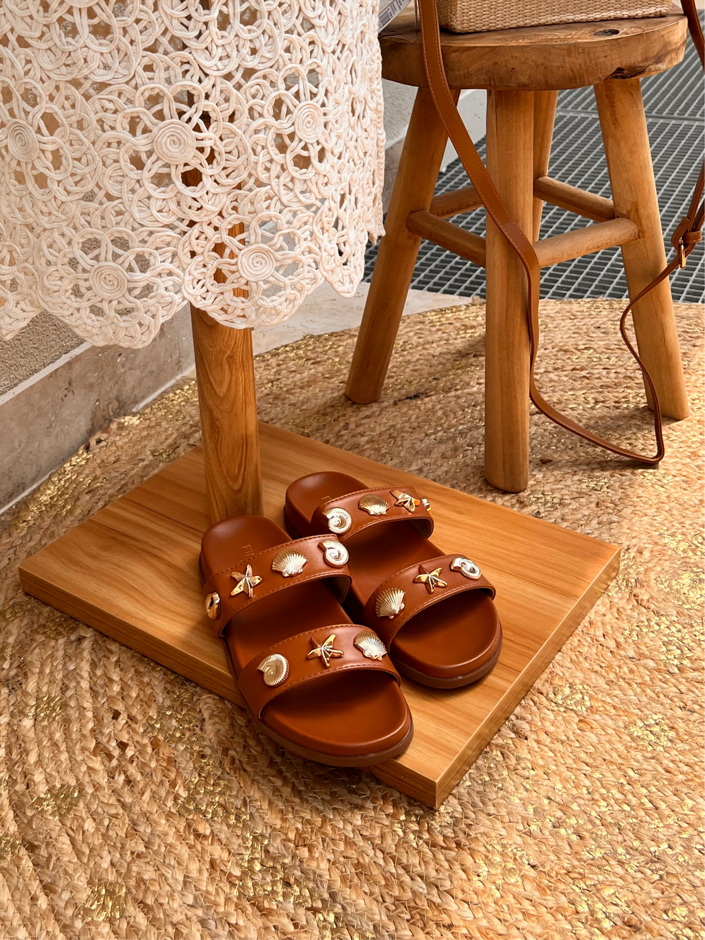 Sandales en cuir synthétique marron ornées de coquillages dorés