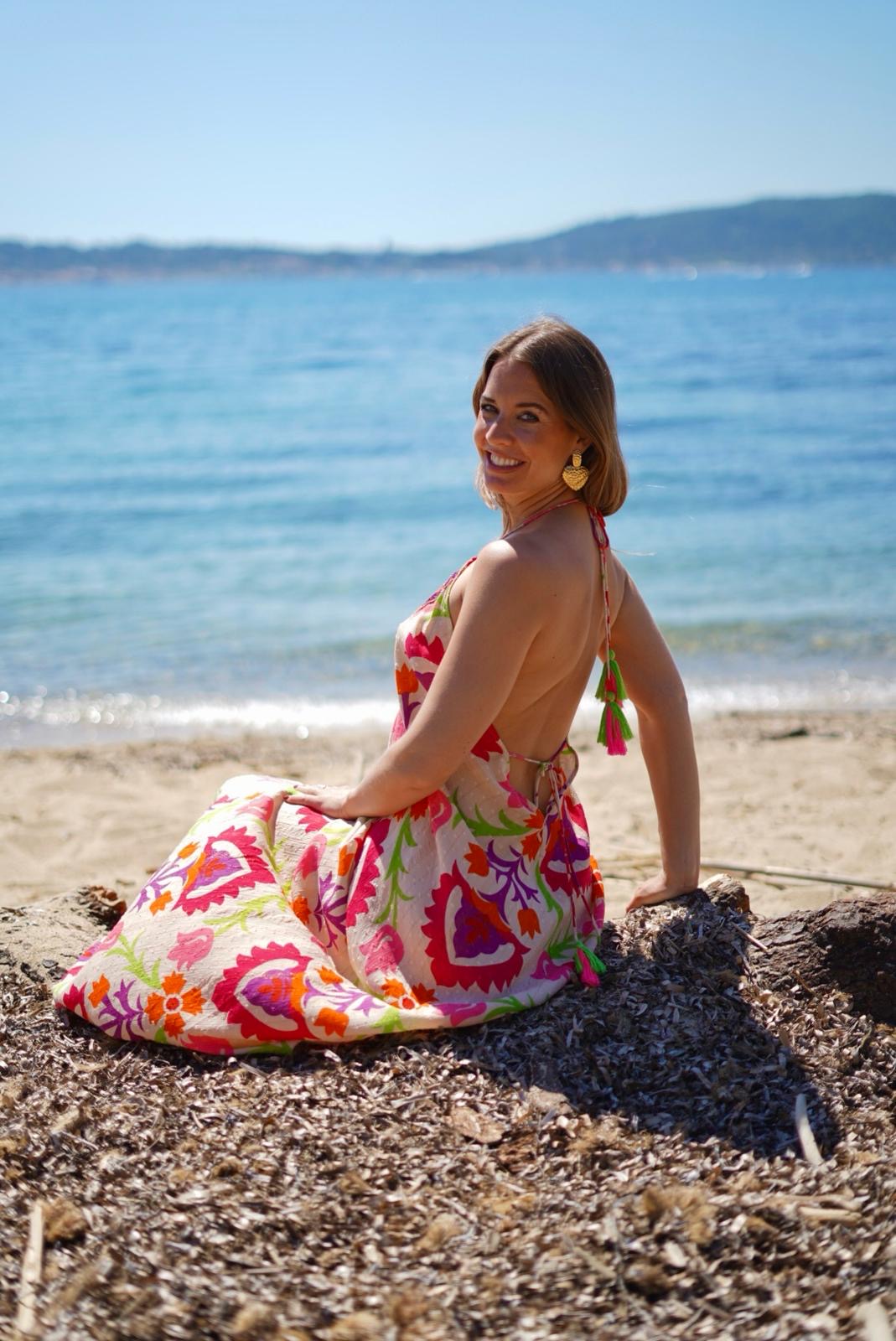 Robe longue dos nu imprimé floral – Look bohème chic