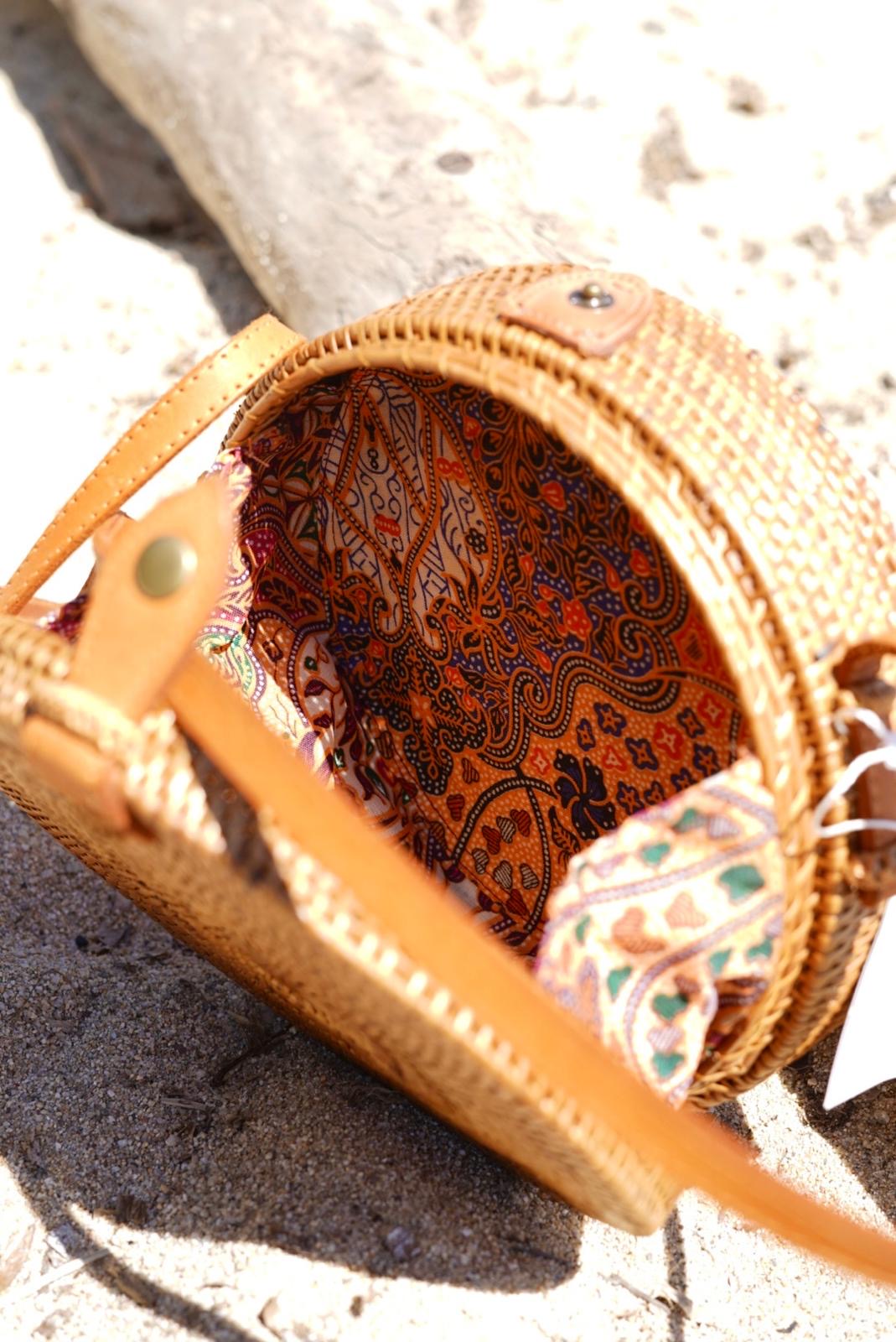 Sac bandoulière en raphia rigide – forme arrondie, doublure Dax africaine, style bohème chic