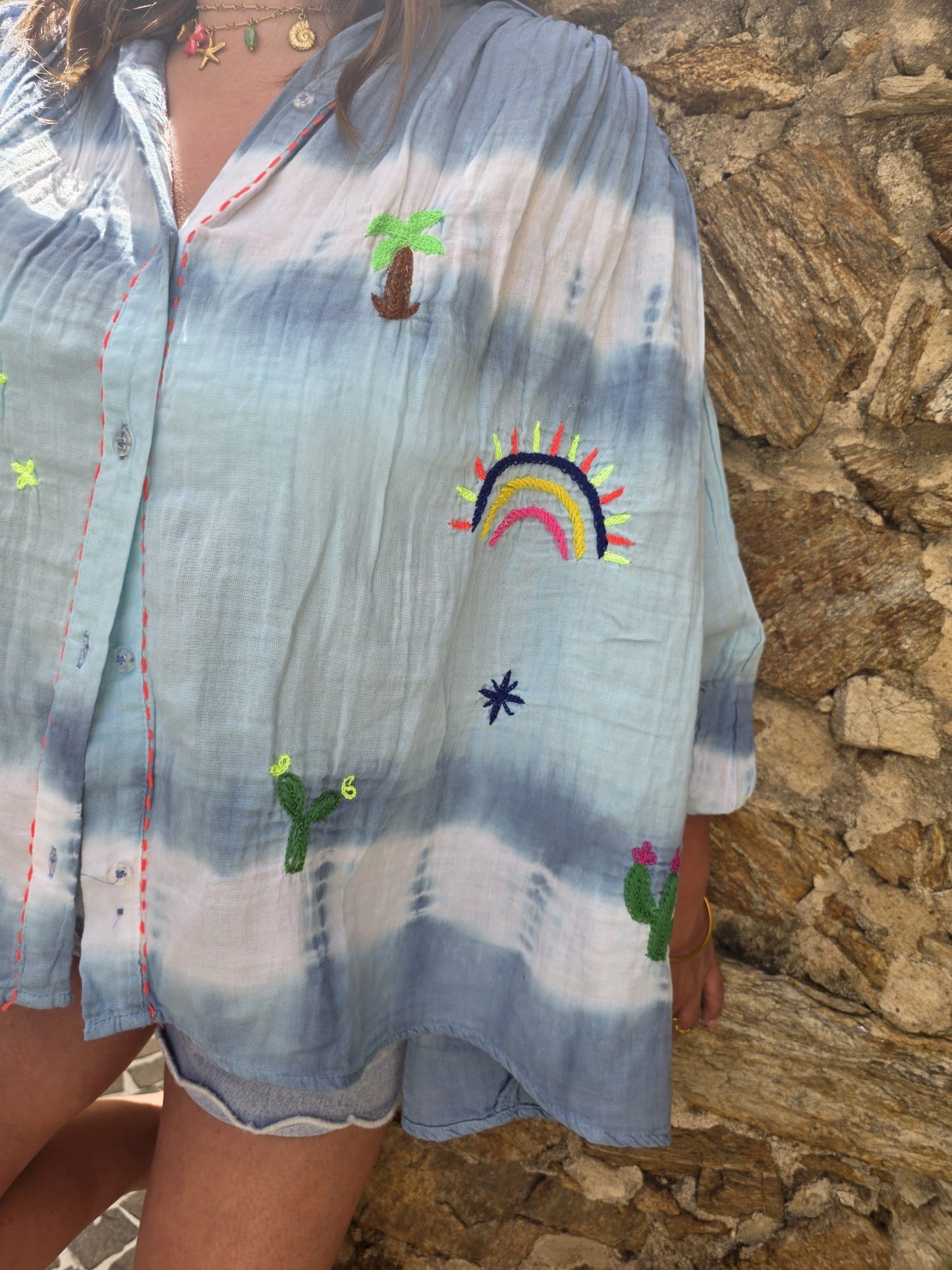 Chemise imprimé Tie and Dye bleu avec broderies colorés, 100% coton - The Corner