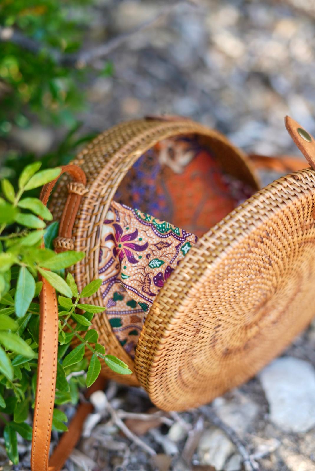 Sac bandoulière en raphia rigide – forme arrondie, doublure Dax africaine, style bohème chic
