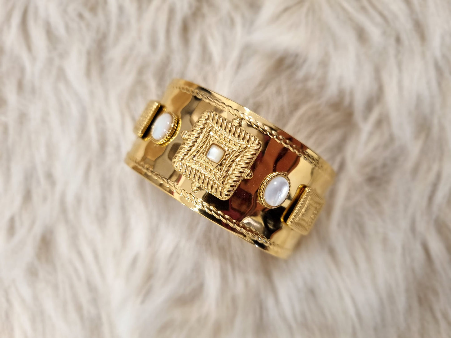 Manchette Pierre Blanche - Jad'Or la Mode- La mode au service-de-la-féminité