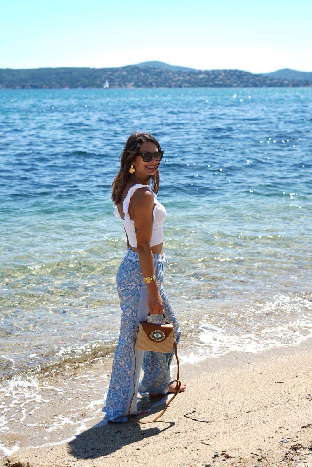 Pantalon large bleu à fleurs – Léger, fluide et tendance pour l’été
