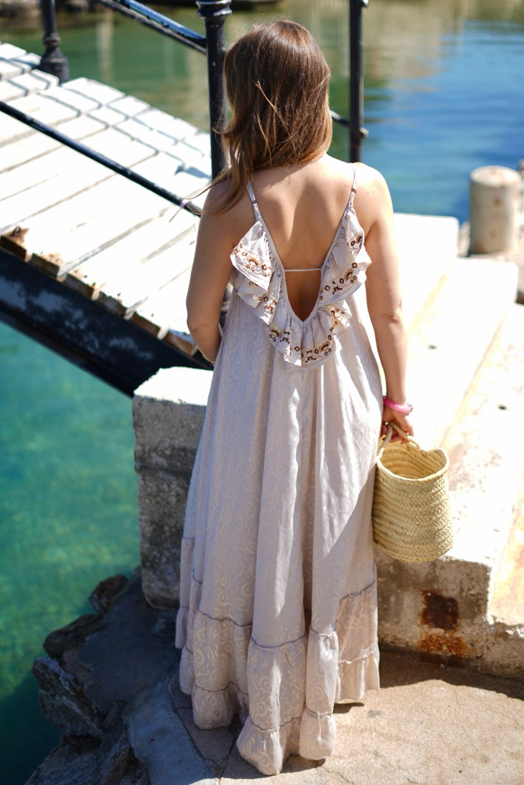 Robe longue dos volanté – Beige nacré à détails brodés