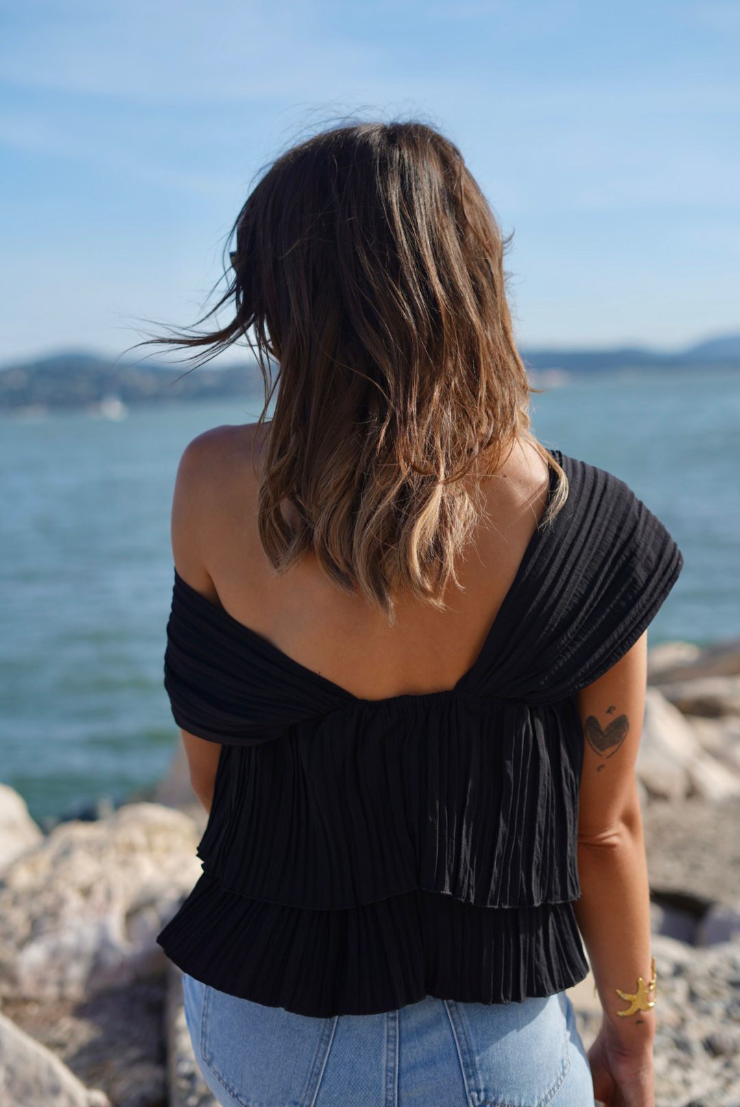 Haut noir plissé off-shoulder – Taille unique