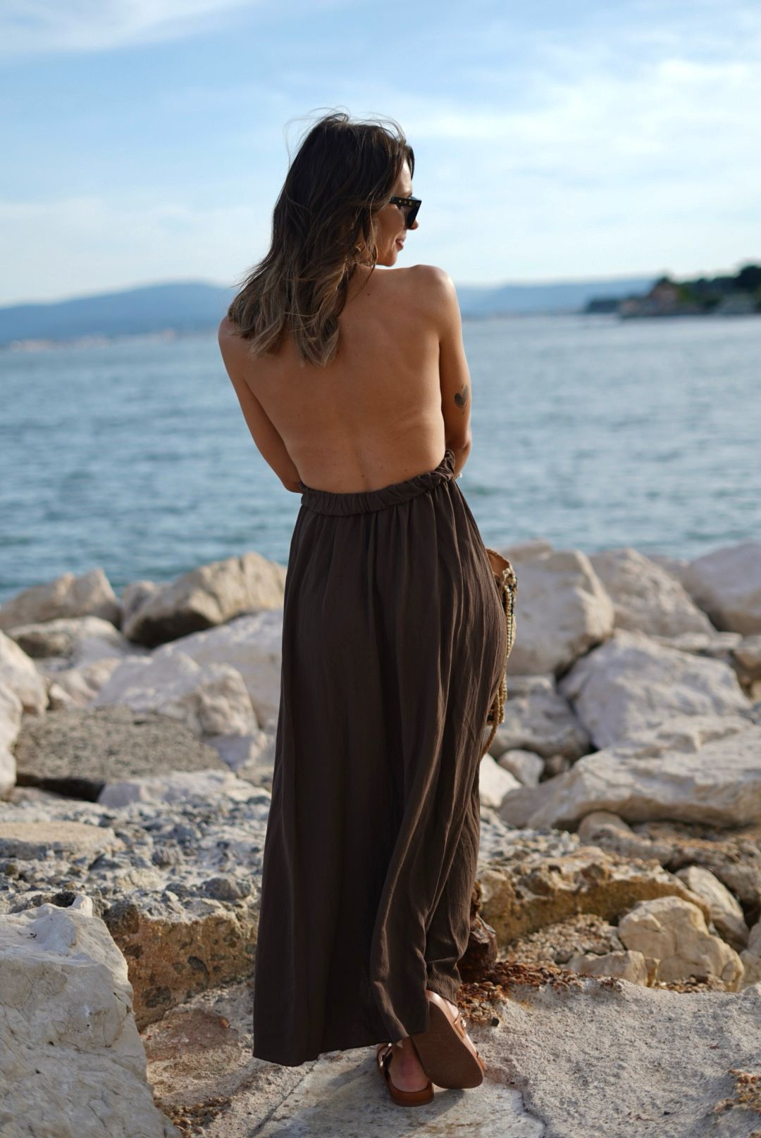Robe longue dos nu chocolat – Ceinture soleil – Taille unique