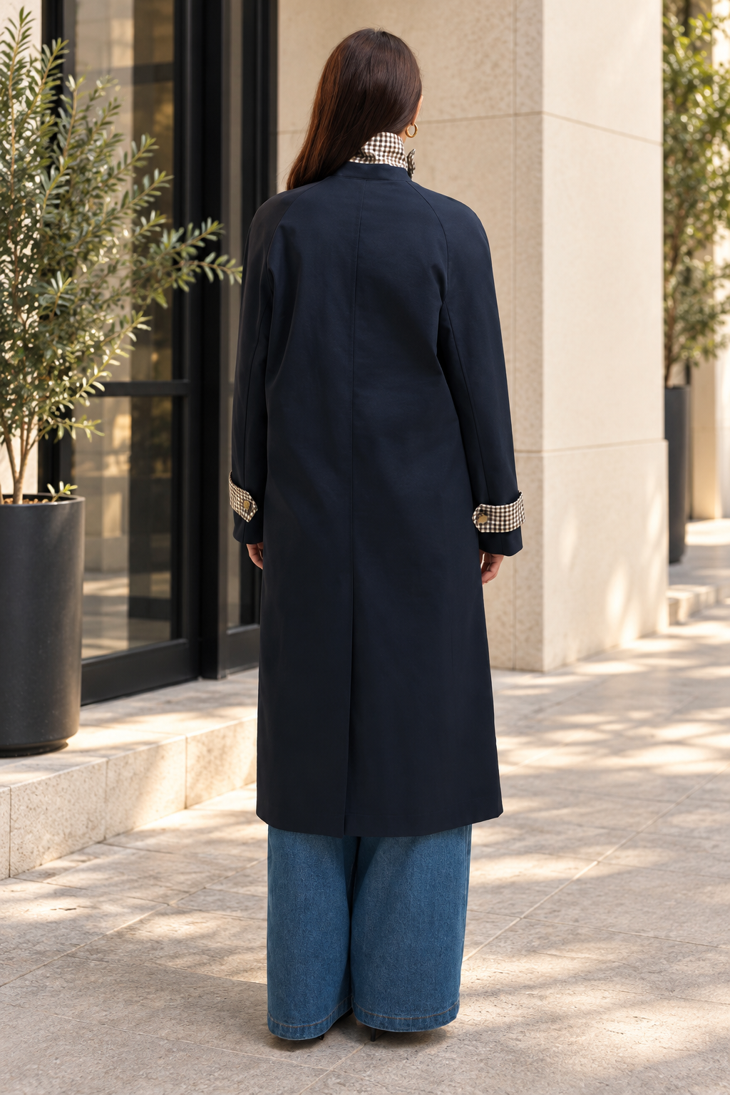 Trench long marine à détails carreaux