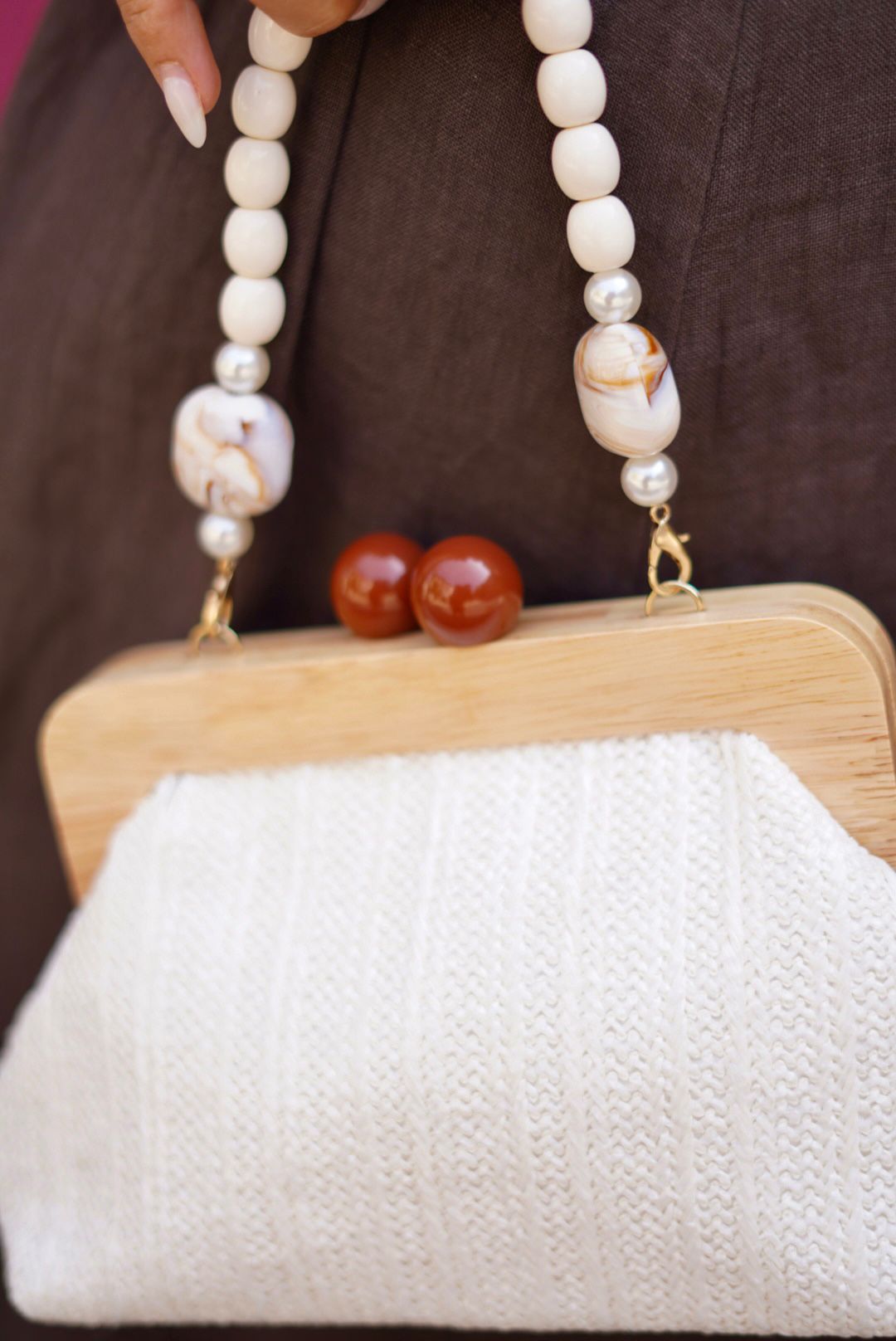 Pochette élégante avec hanse bijou – Le détail chic de l’été