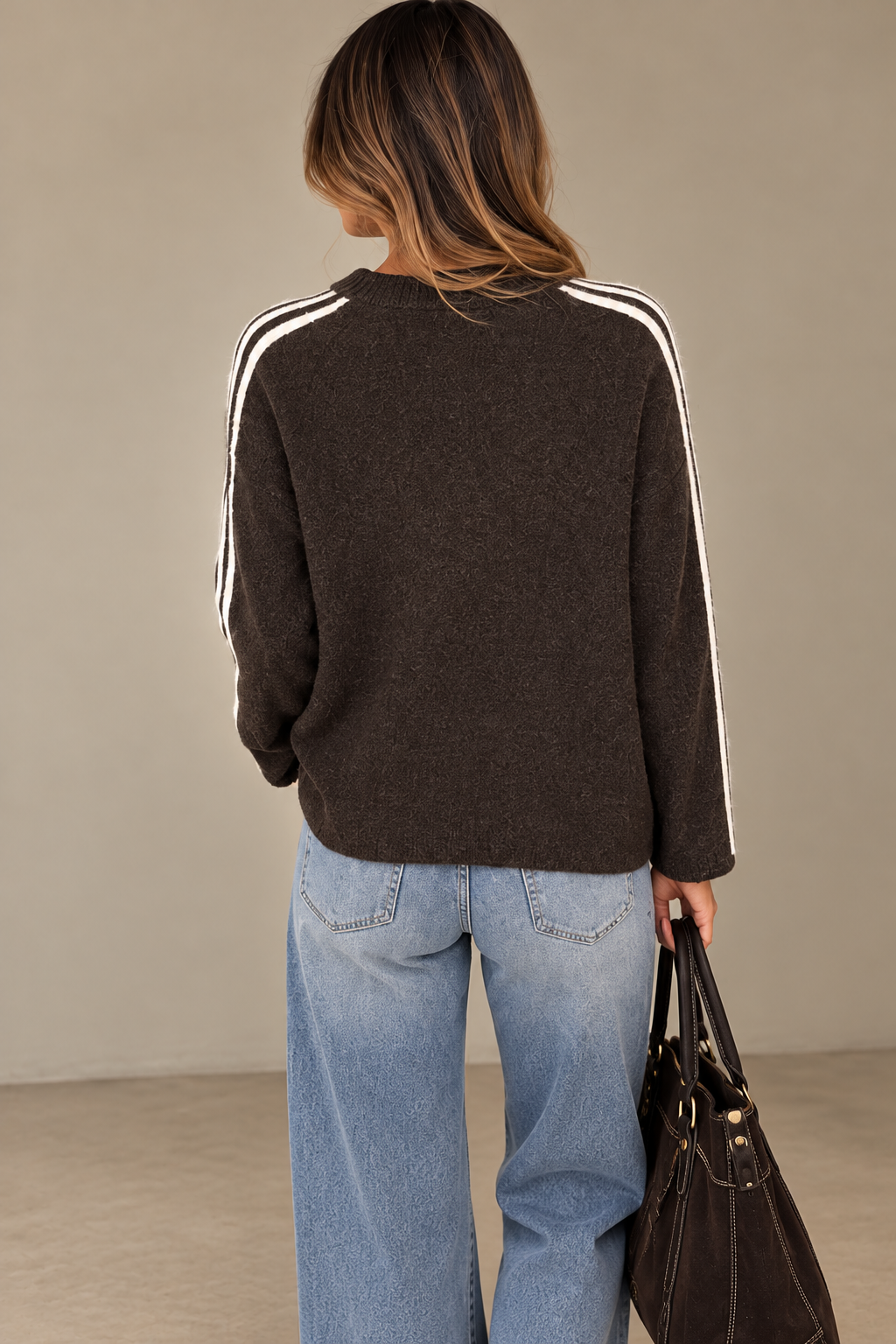 Pull femme chocolat à étoile écrue – Rayures sur les manches