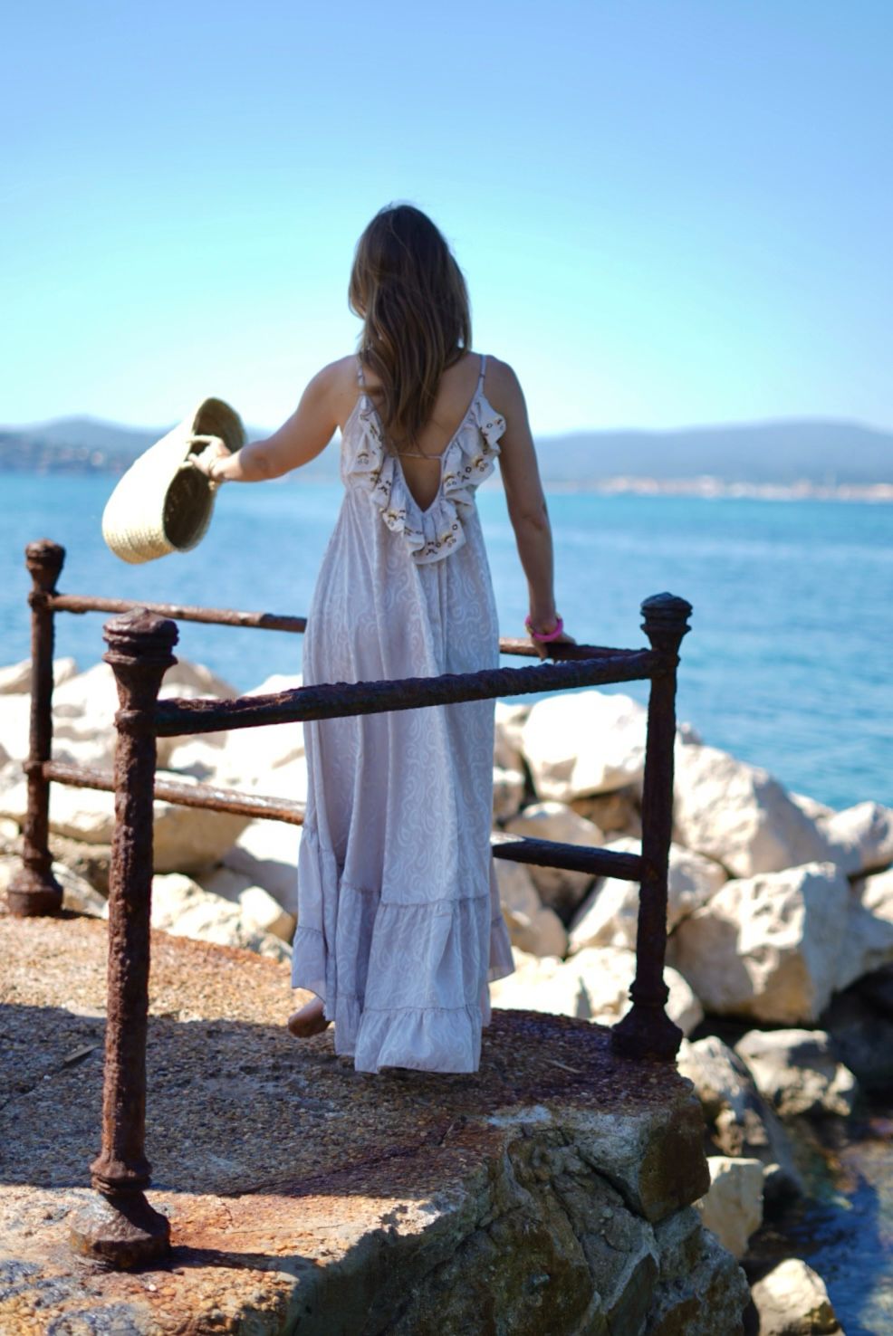 Robe longue dos volanté – Beige nacré à détails brodés