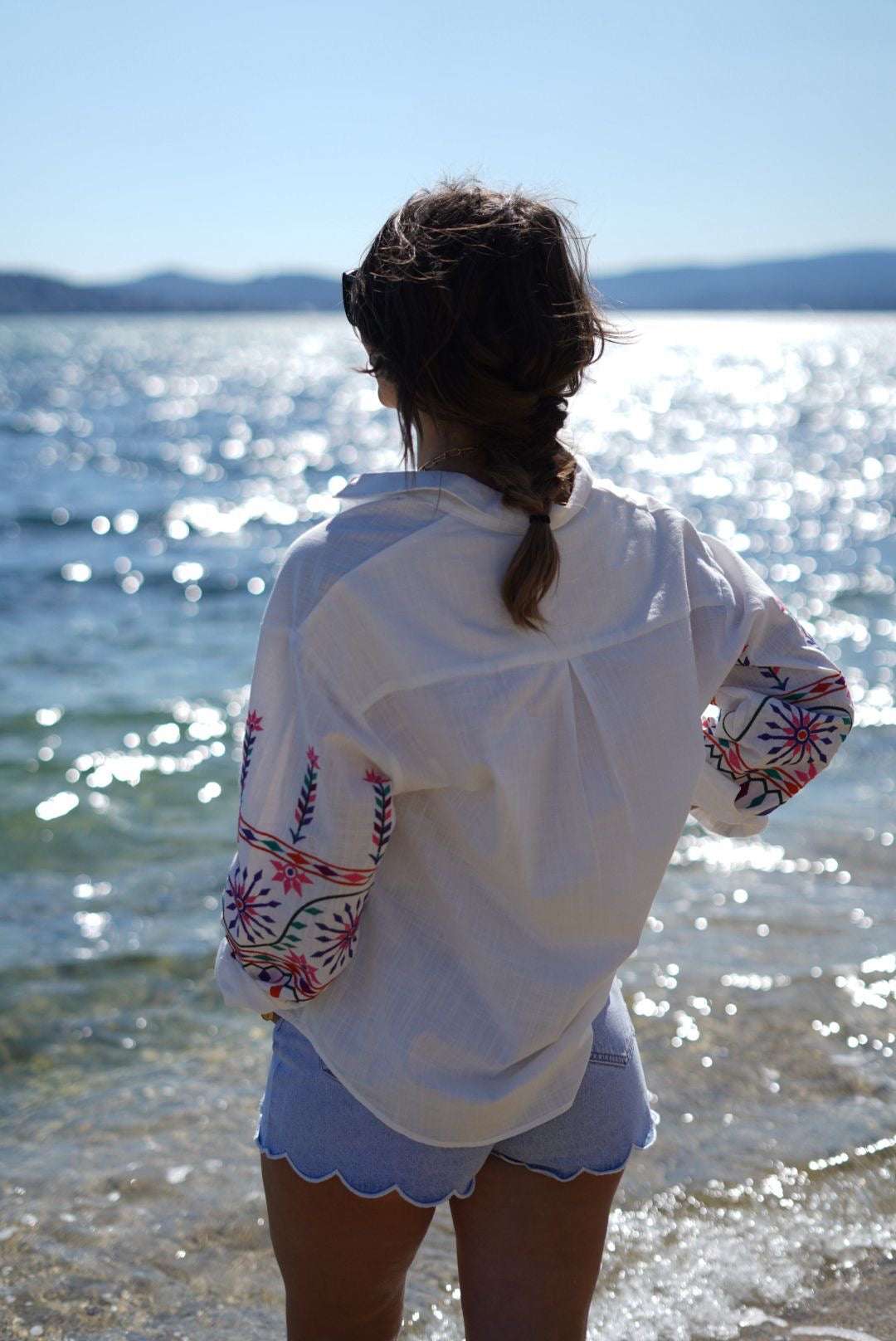 Chemise blanche Diana – manches brodées bohème chic – légère et estivale - Jad'Or la Mode- La mode au service-de-la-féminité