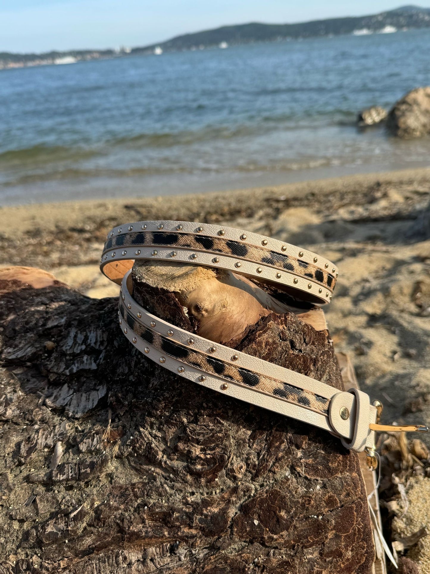 Ceinture femme avec détail léopard et clous dorés - Couleur beige