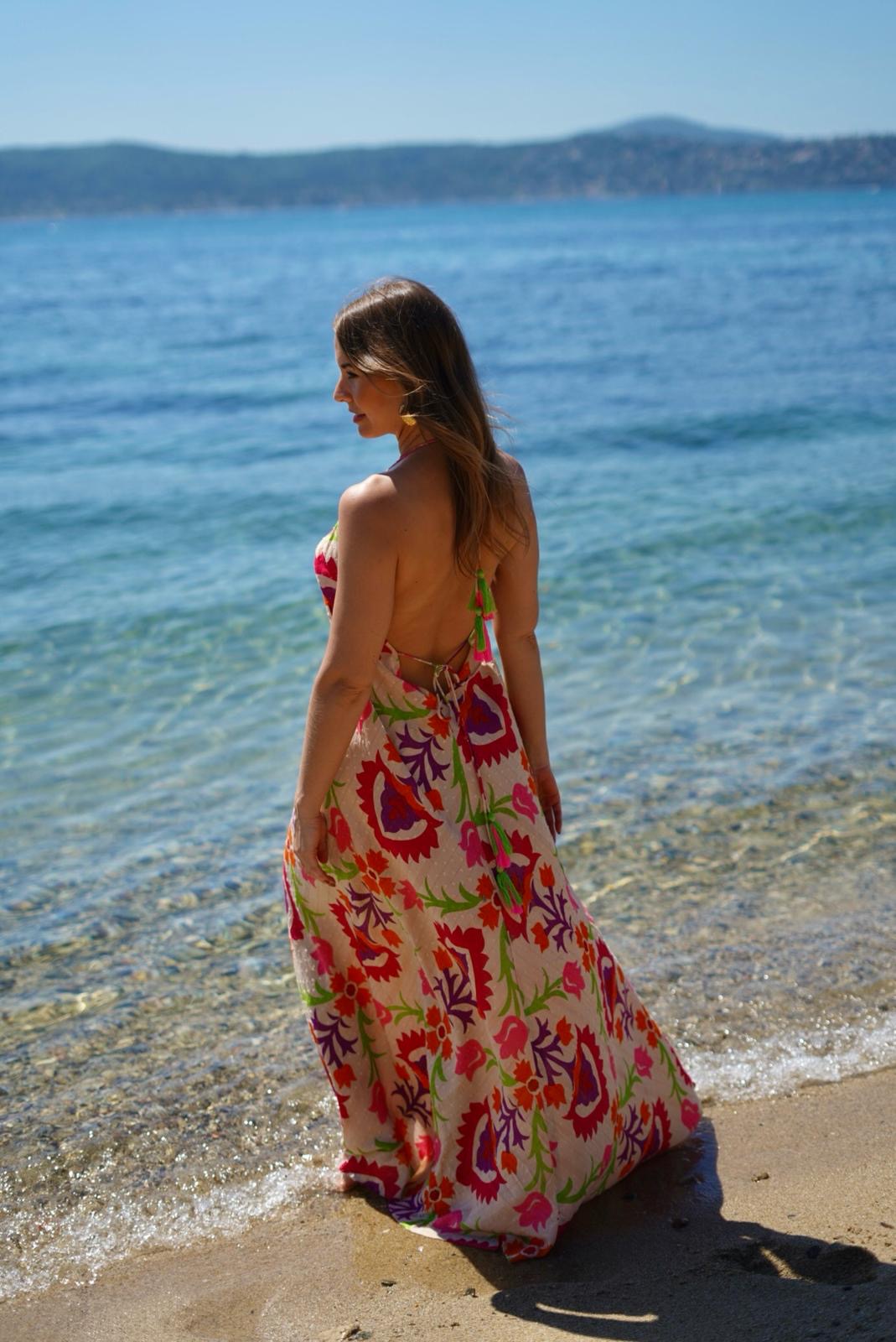 Robe longue dos nu imprimé floral – Look bohème chic