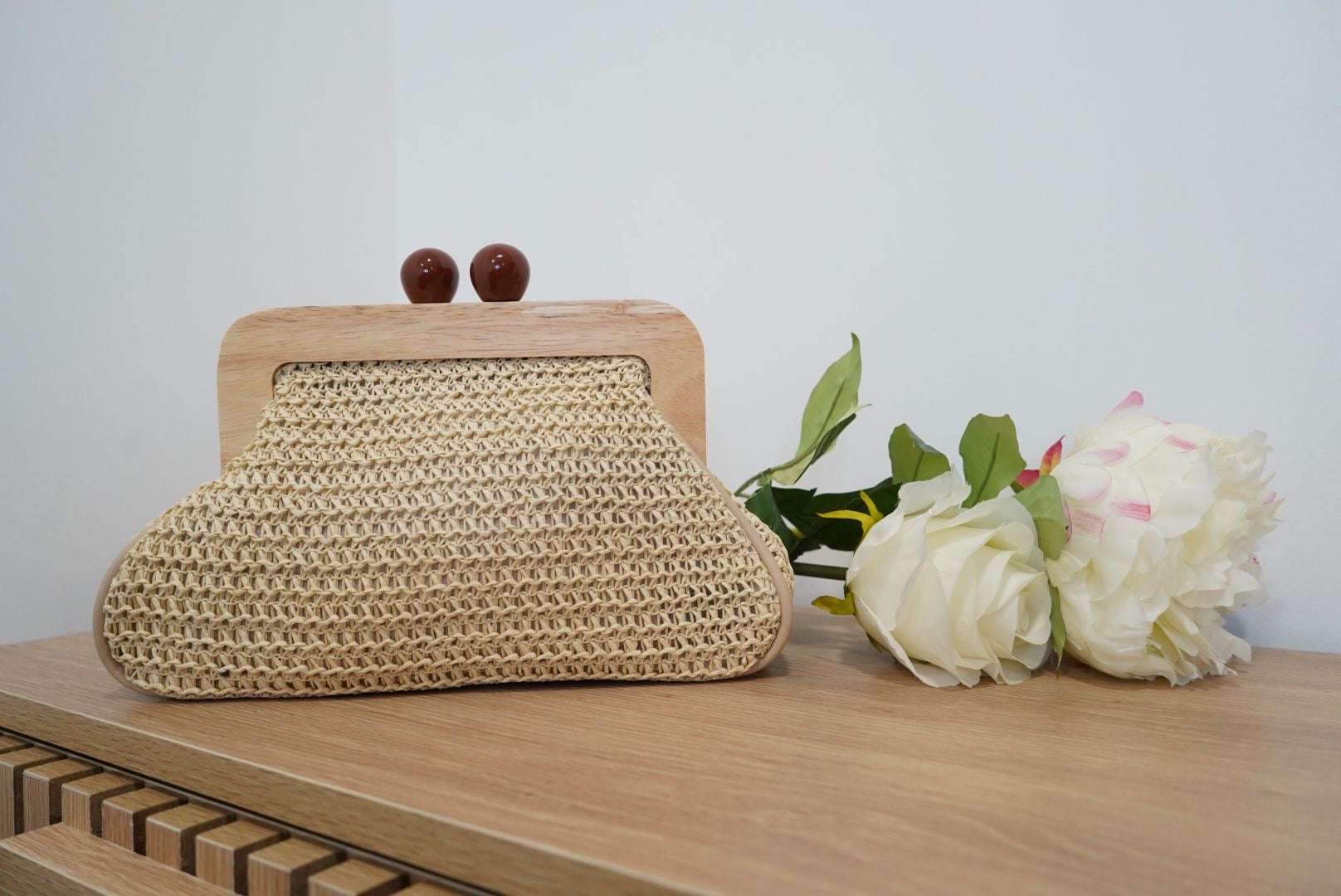 Pochette vintage en tissu brodé à sequins – Fermoir bois - Jad'Or la Mode- La mode au service-de-la-féminité