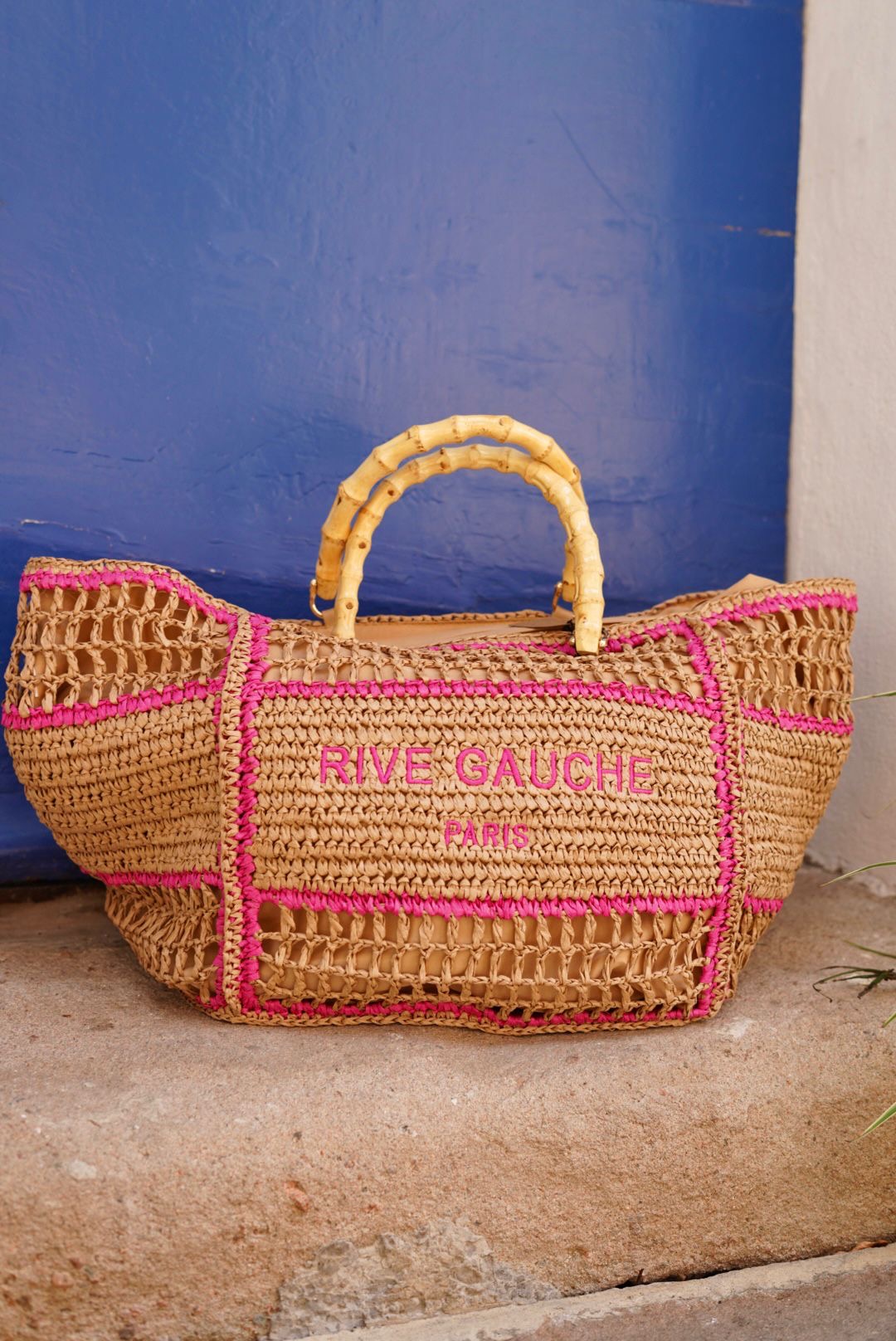 Grand sac plage Rive Gauche, en raphia tressé marron avec finitions roses