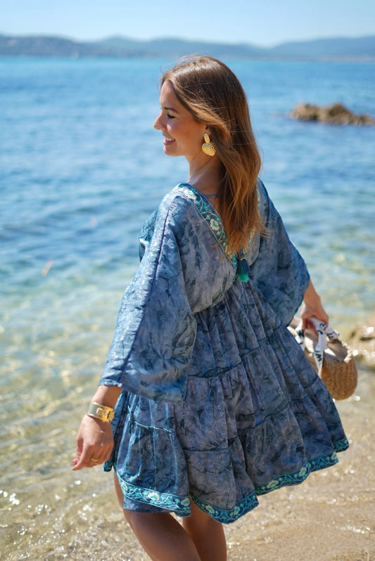 Robe courte, manches longues, décolleté en V - Fraîche, lumineuse et élégante pour l’été