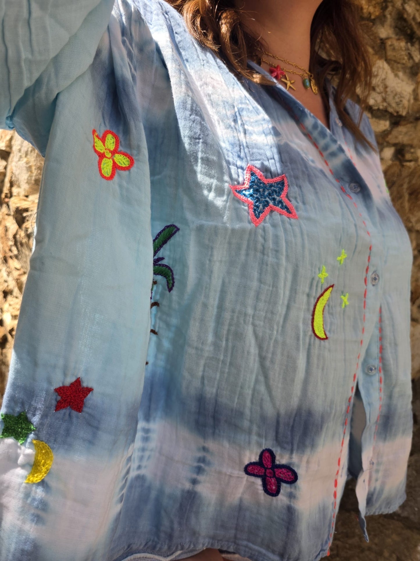 Chemise imprimé Tie and Dye bleu avec broderies colorés, 100% coton - The Corner