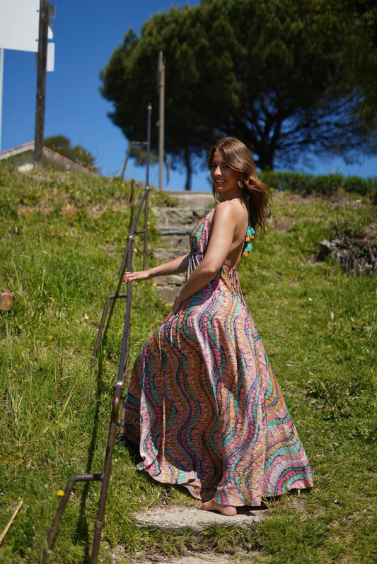 Robe longue dos nu colorée, légère et lumineuse - Look bohème estival chic
