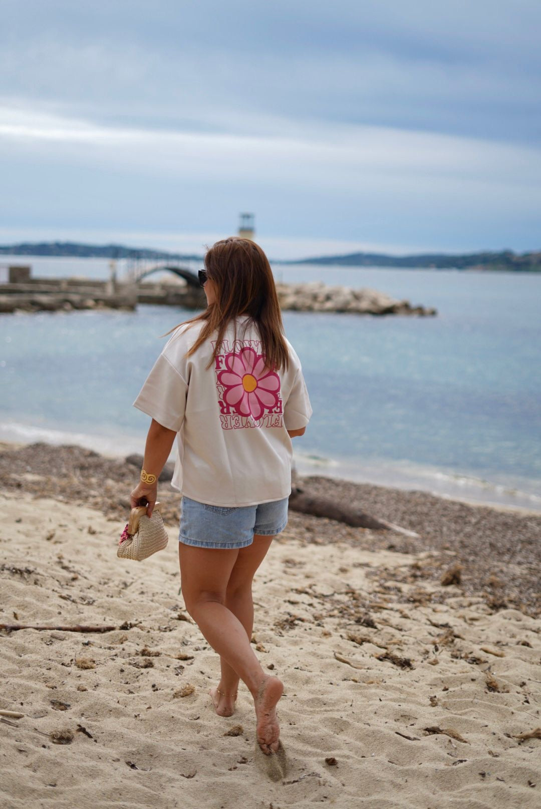 T-shirt beige avec un  imprimé Fleur sur le dos