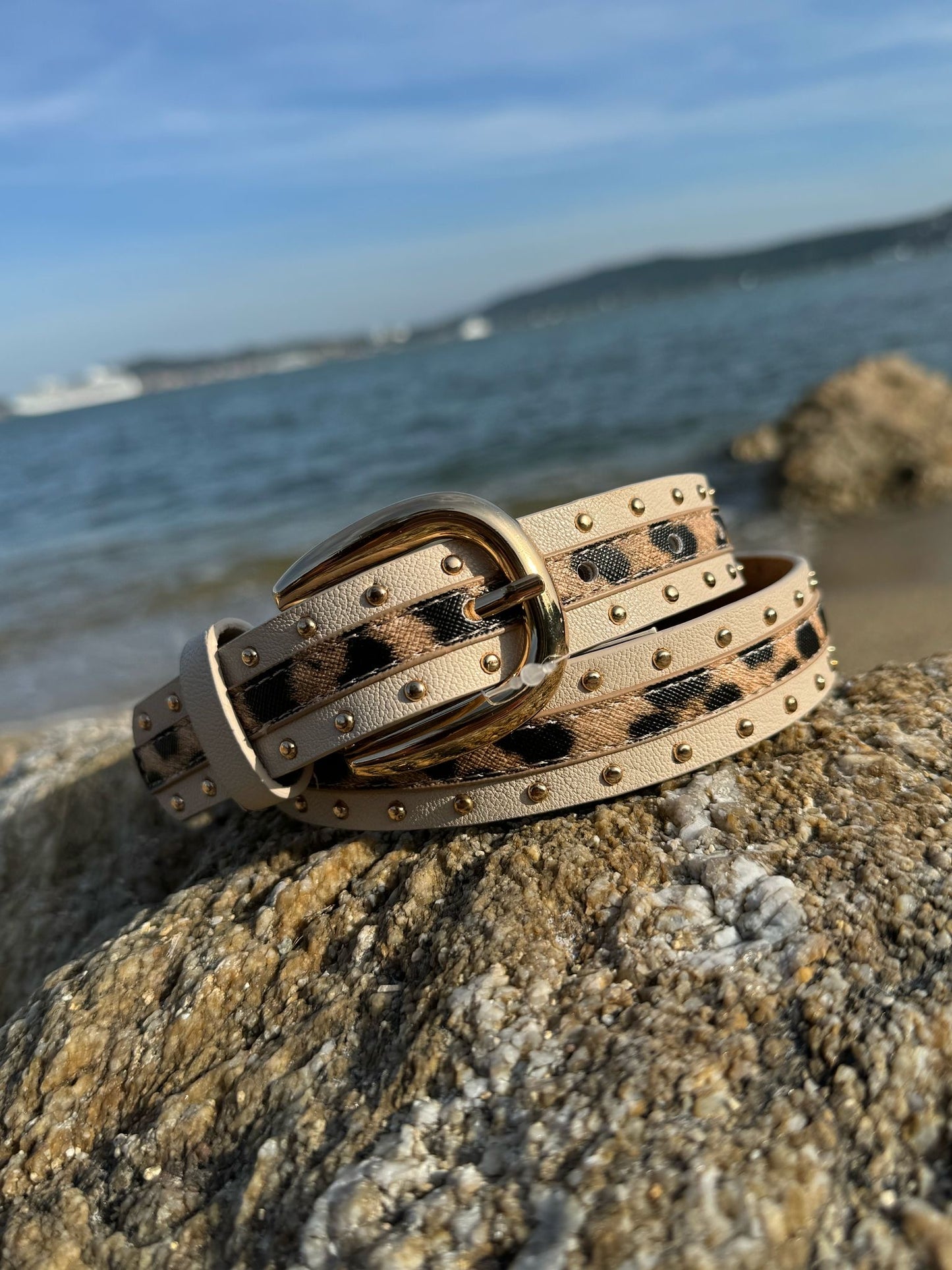 Ceinture femme avec détail léopard et clous dorés - Couleur beige