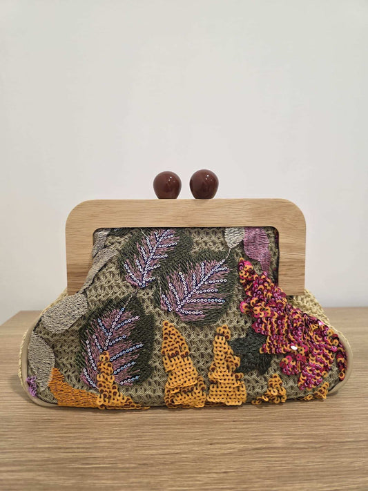 Pochette vintage en tissu brodé à sequins – Fermoir bois - Jad'Or la Mode- La mode au service-de-la-féminité