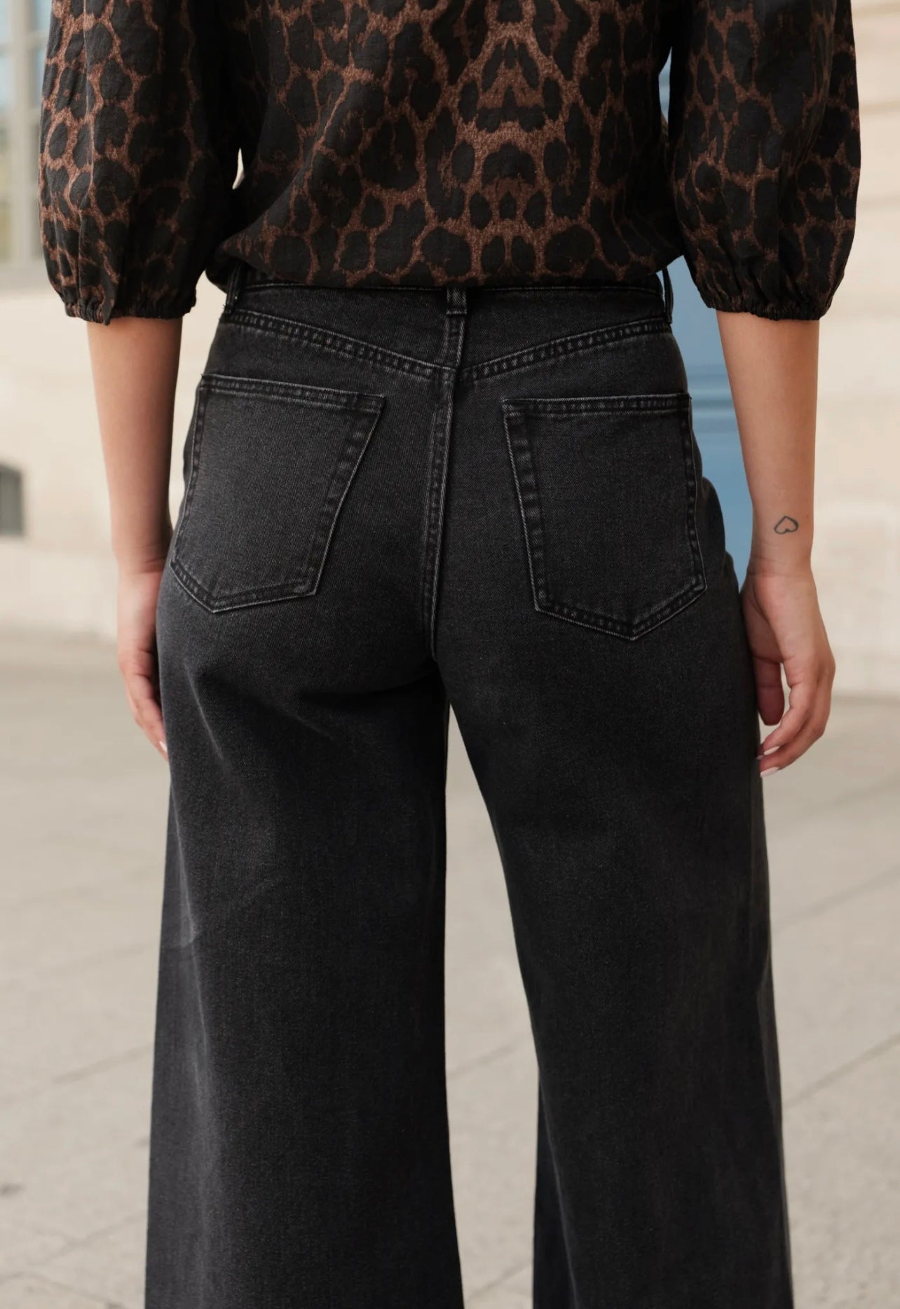 Jean Oraije, Palazzo Barnes - noir anthracite