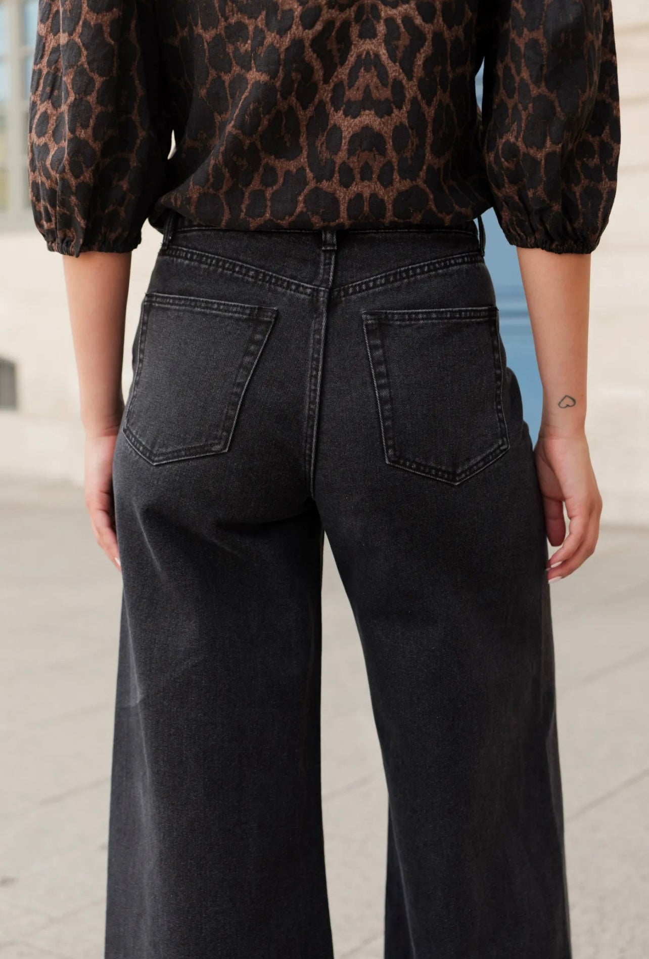 Jean Oraije, Palazzo Barnes - noir anthracite