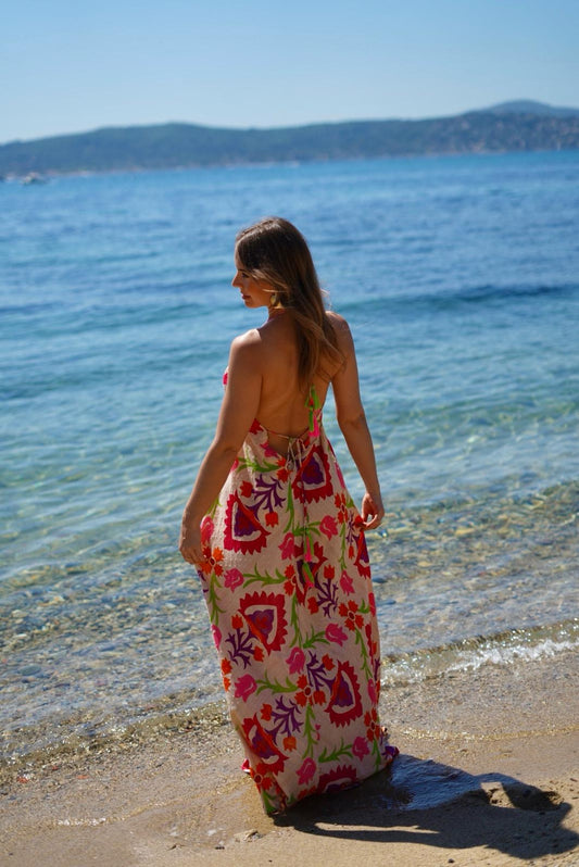 Robe longue dos nu imprimé floral – Look bohème chic