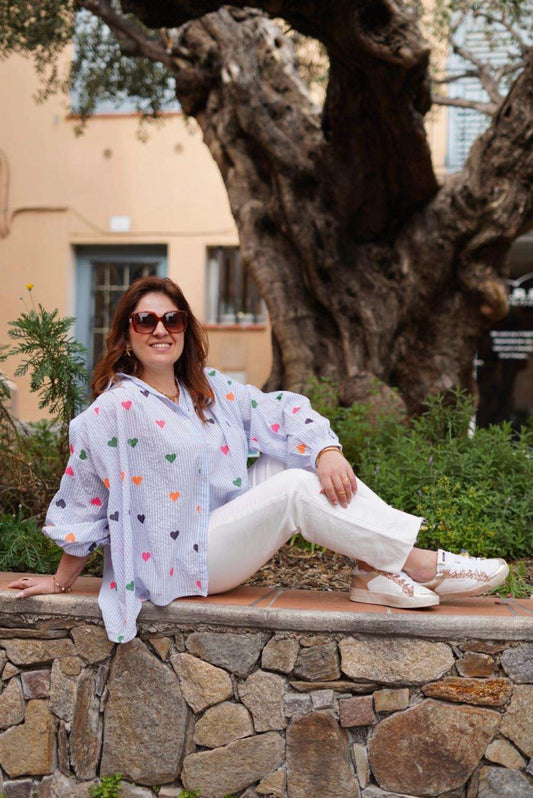 Chemise The Corner, rayée bleu et blanc avec cœurs colorés brodées - Parfaite pour l’été - Jad'Or la Mode- La mode au service-de-la-féminité