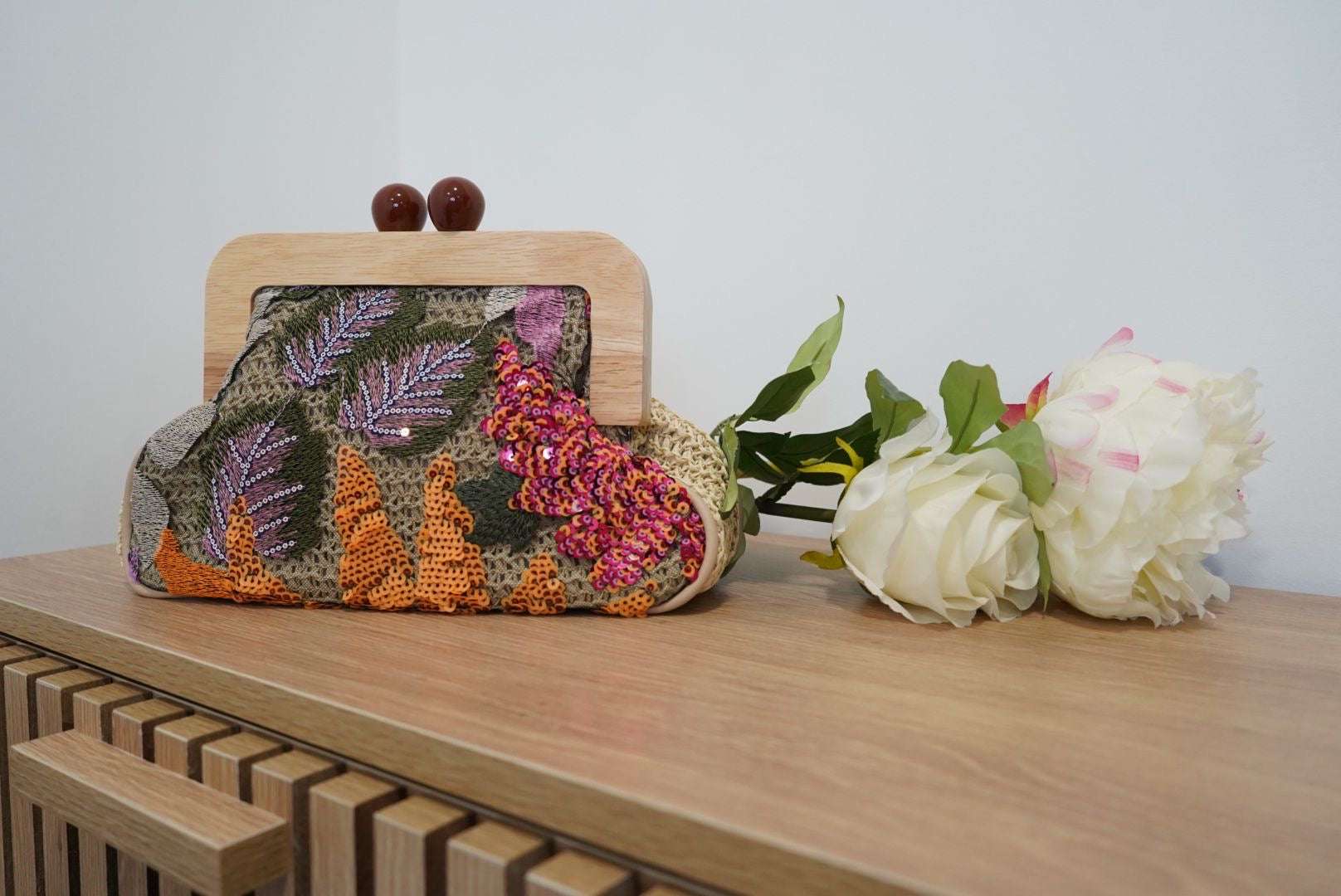 Pochette vintage en tissu brodé à sequins – Fermoir bois - Jad'Or la Mode- La mode au service-de-la-féminité