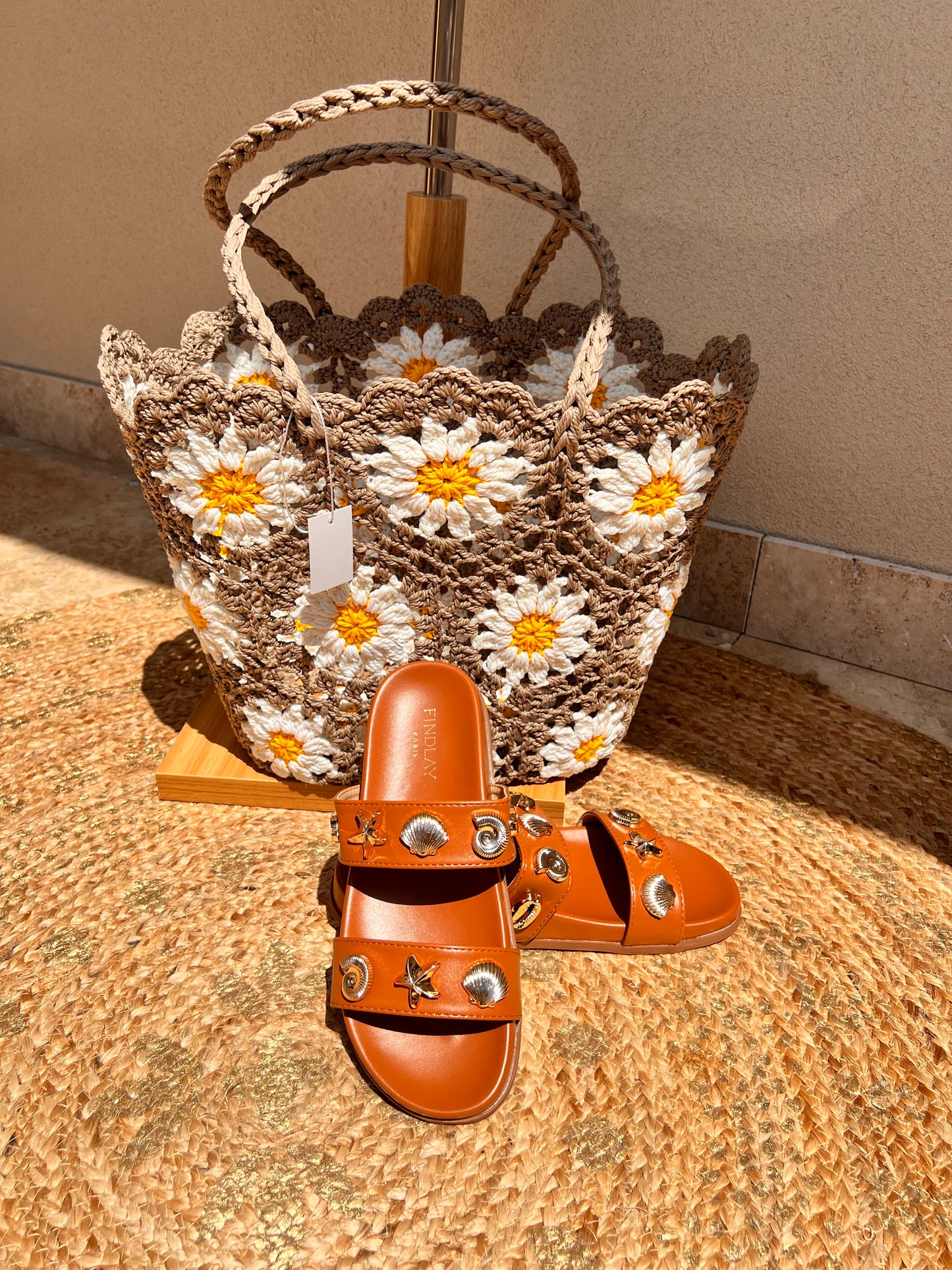Sandales en cuir synthétique marron ornées de coquillages dorés
